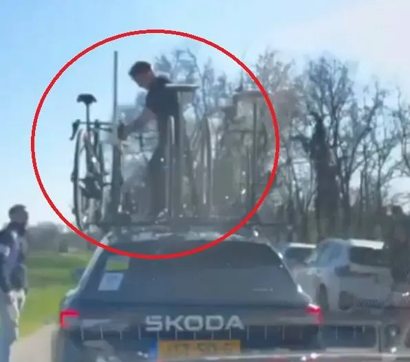 Video | Zwei betrunkene Zuschauer versuchen bei Coppi e Bartali 2026, mit Gewalt ein Visma-Rad zu stehlen