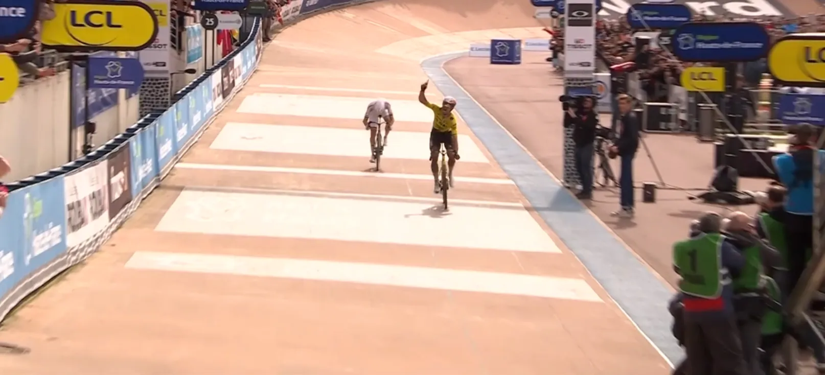 Van Aert sprintete Pogacar davon und gewann sein erstes Paris–Roubaix