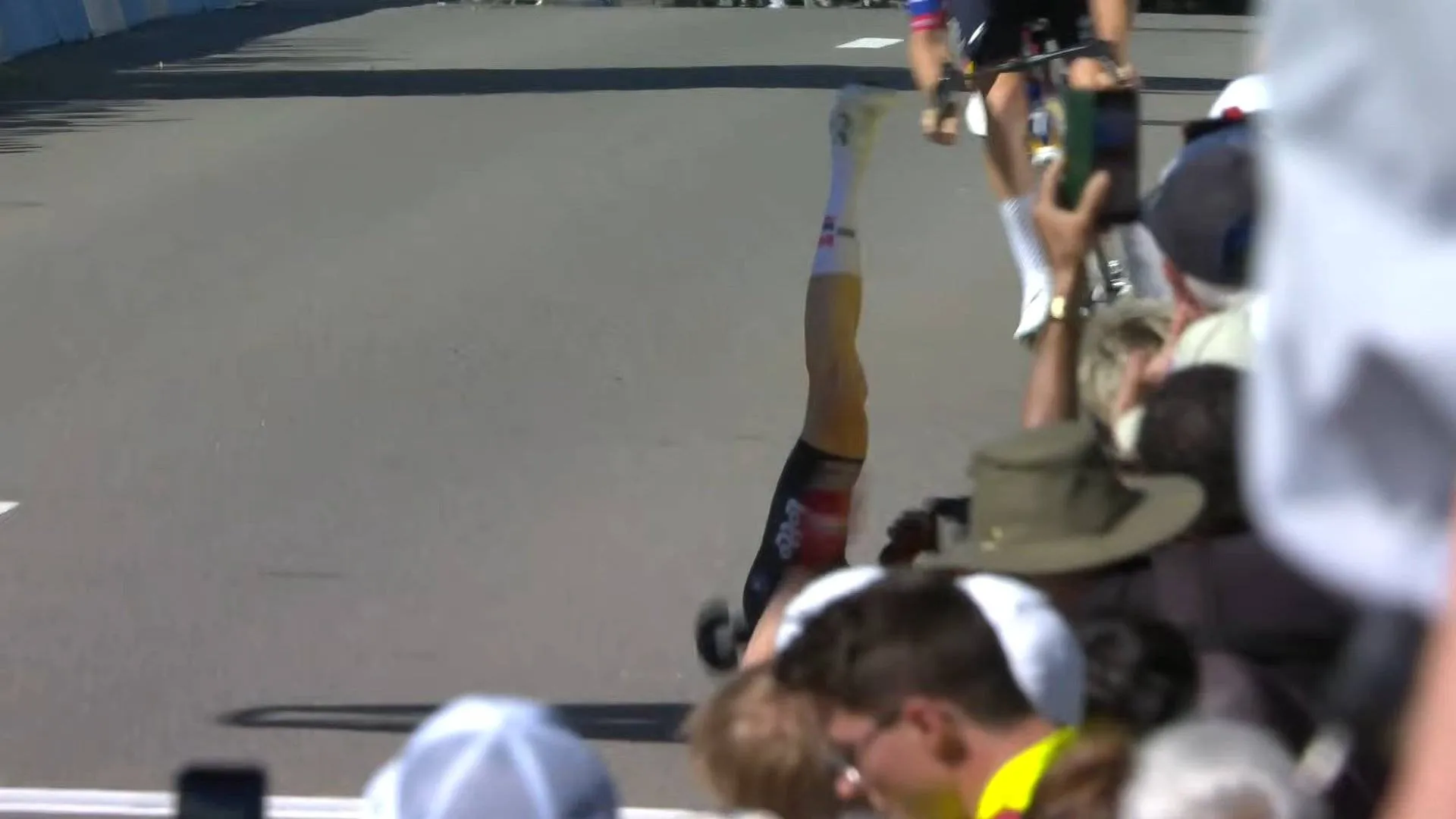 Liam Slock crashes over the finish line at GP Gippingen 2026