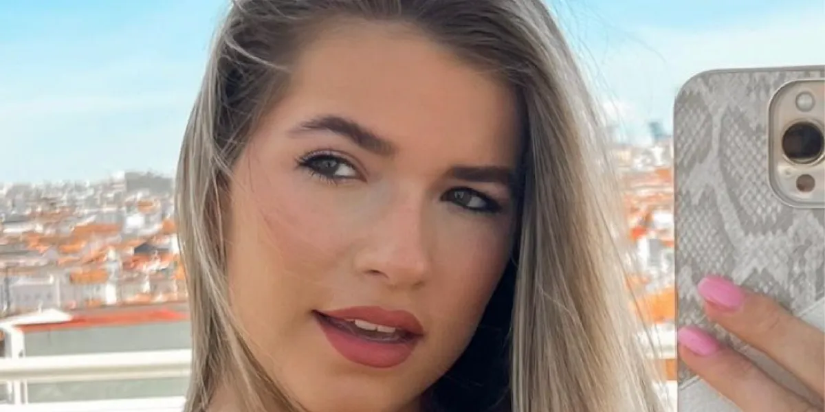 Jade Anna vergeet haar broek aan te trekken in video