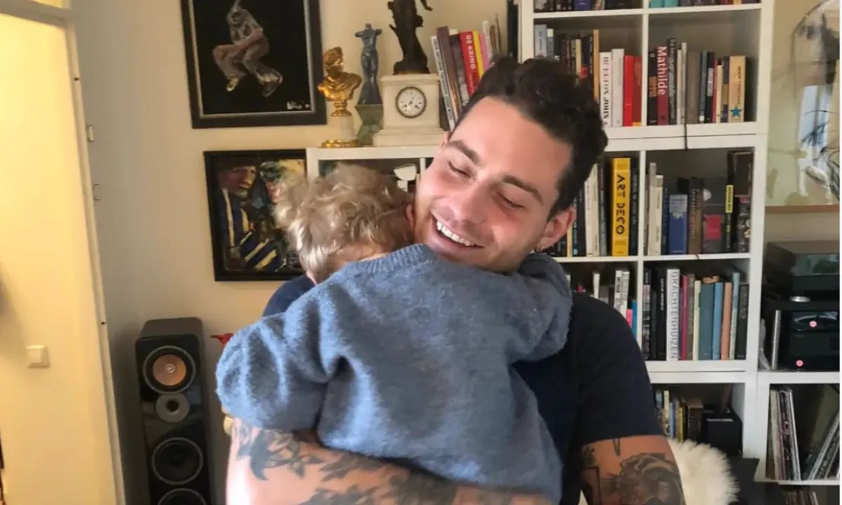 Douwe Bob openhartig over vaderschap: 'Verantwoordelijkheid ligt me soms zwaar'