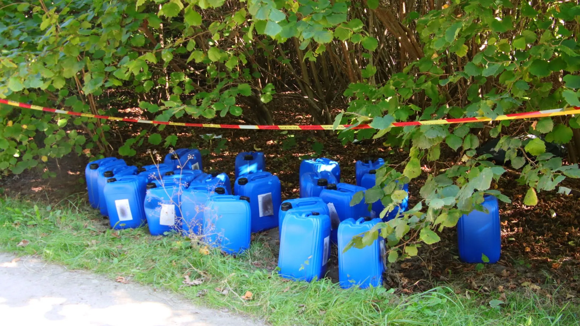 Derde dumping vandaag: Volle, ongeopende jerrycans gedumpt langs zandweg