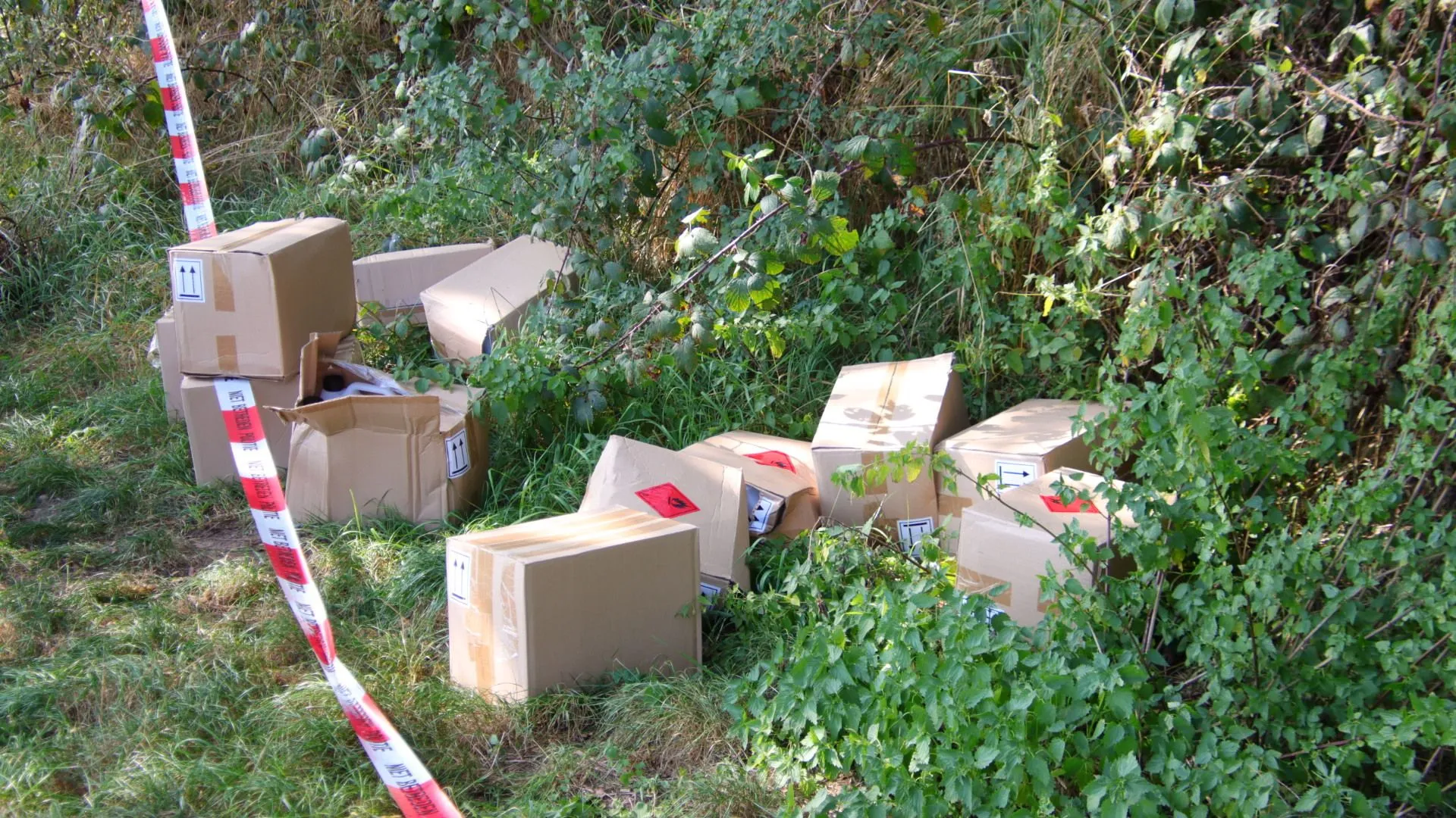 Dozen met jerrycans gedumpt langs zandweg