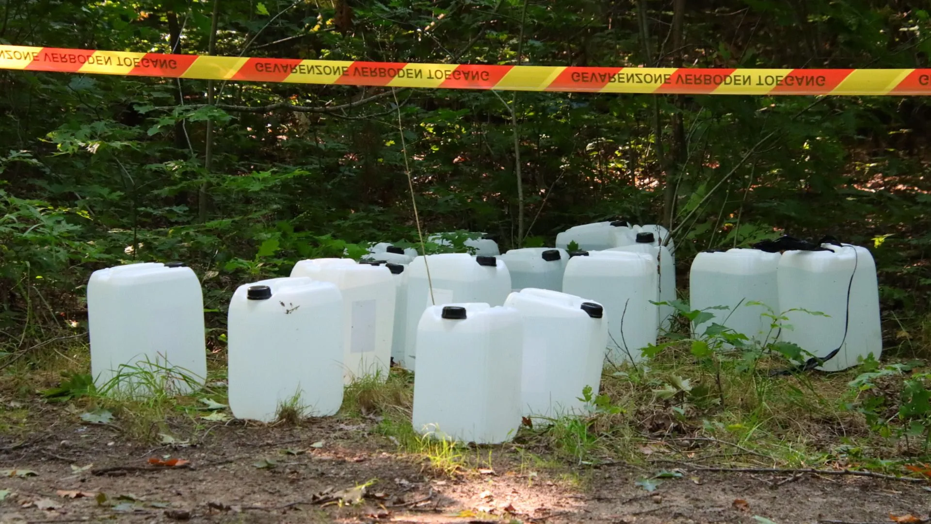 Tientallen jerrycans gedumpt in bosgebied