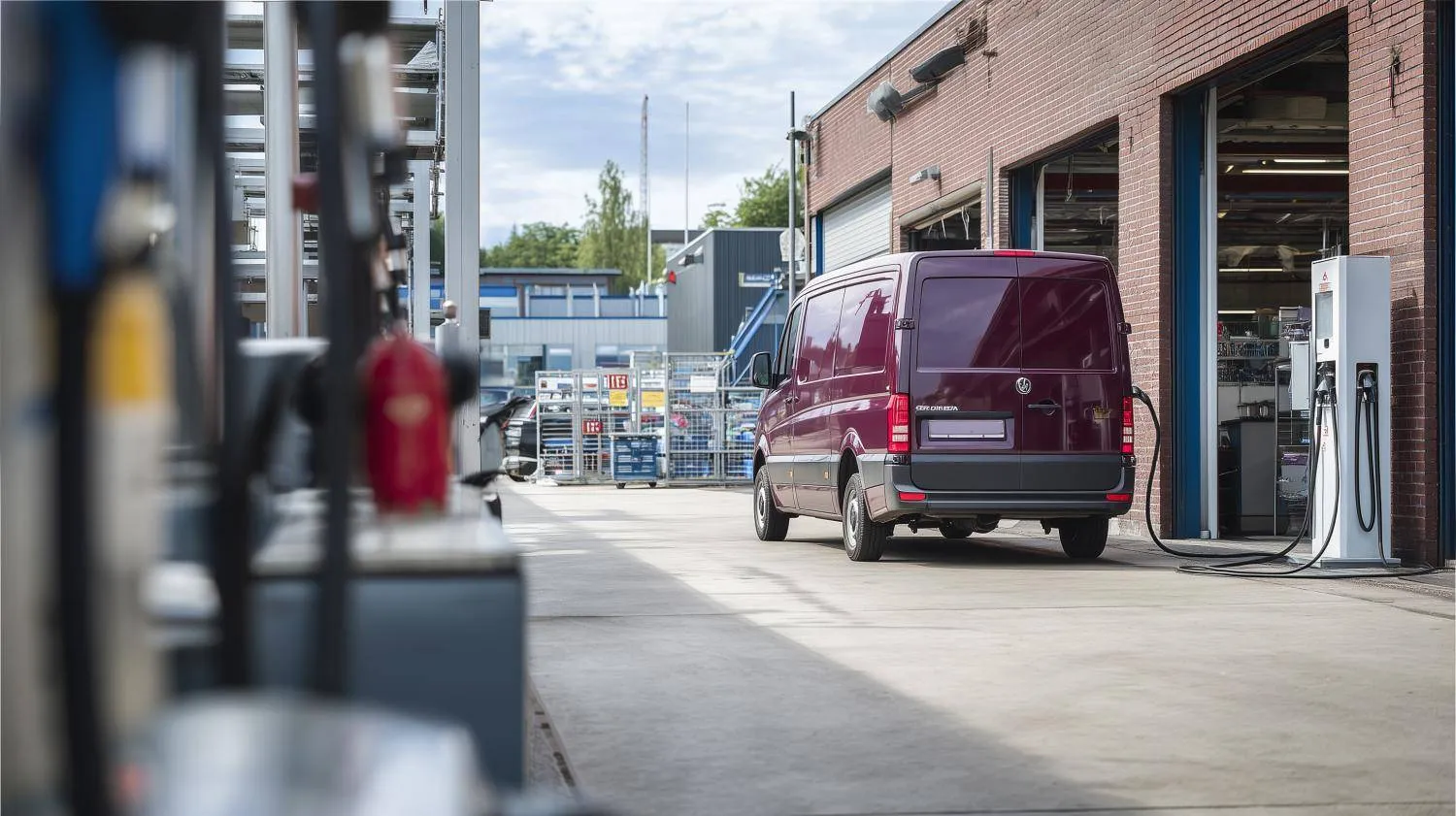 Elektrische bestelauto aan oplaadpaal op bedrijventerrein 4