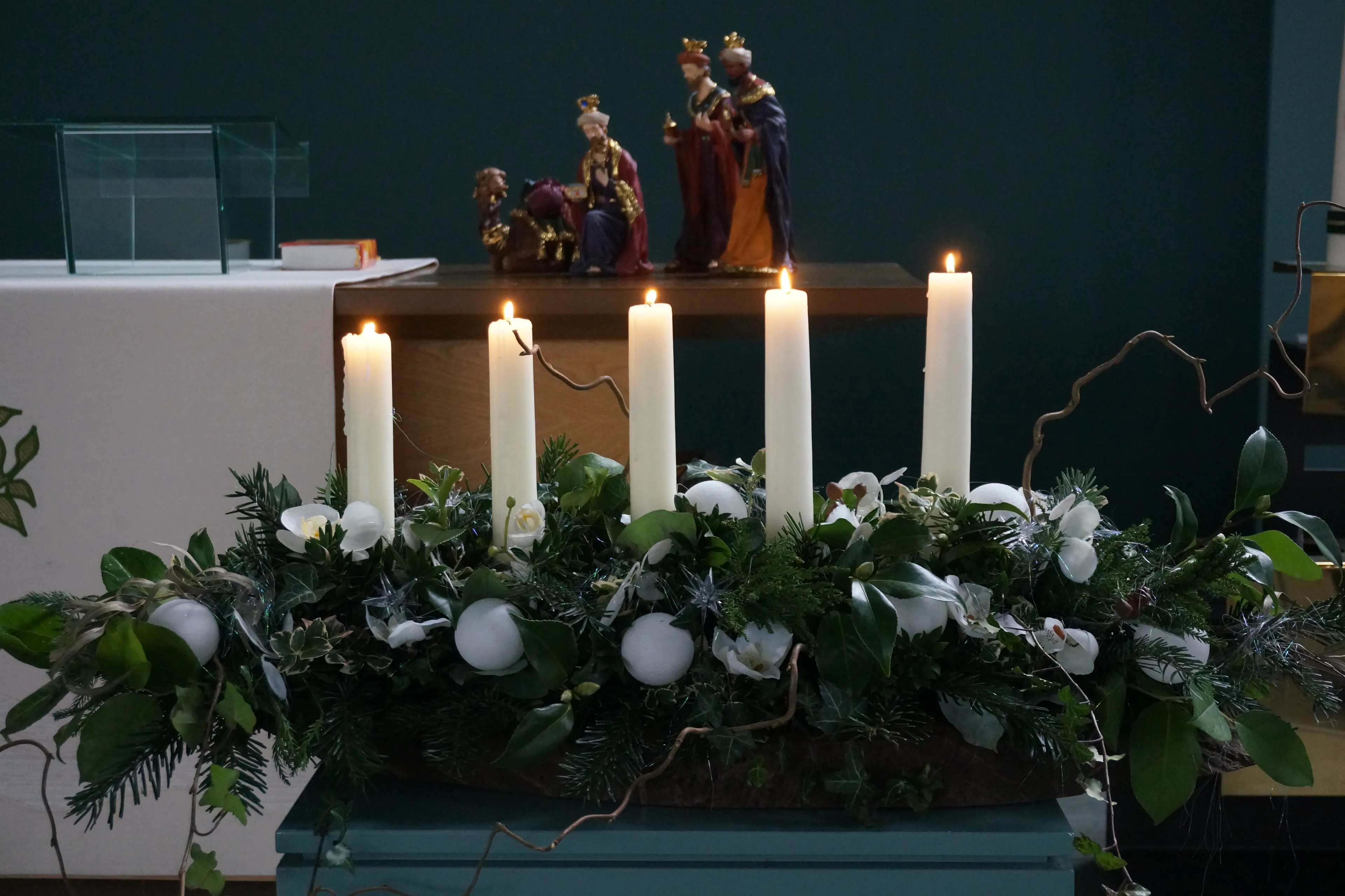 20201225 kerstmorgen schikking 5 kaarsen