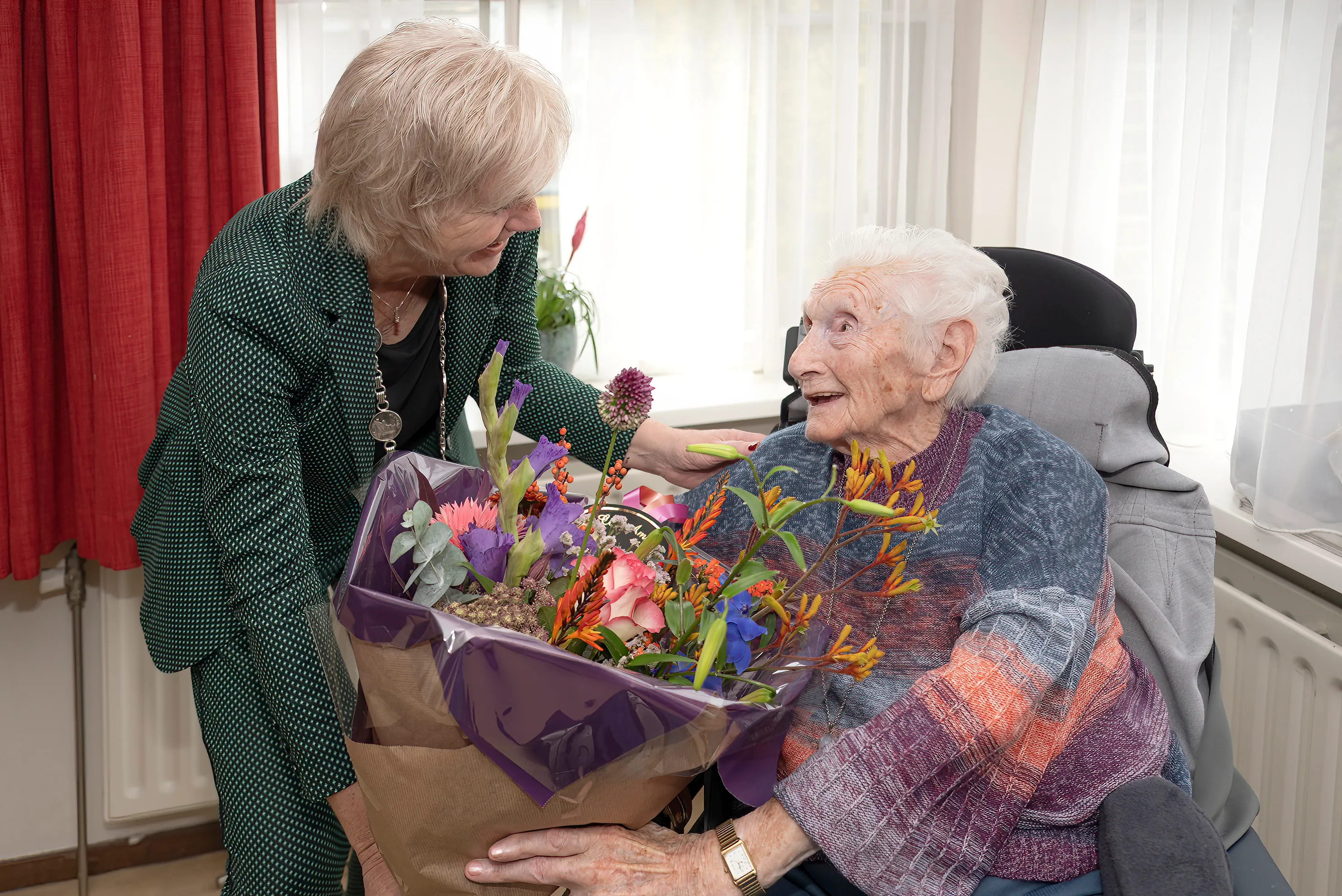 Burgemeester op bezoek bij 100-jarige Riek van den Berg-Wessels
