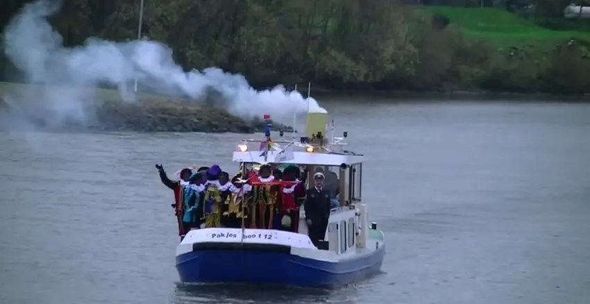 de pakjesboot komt aan in renkum