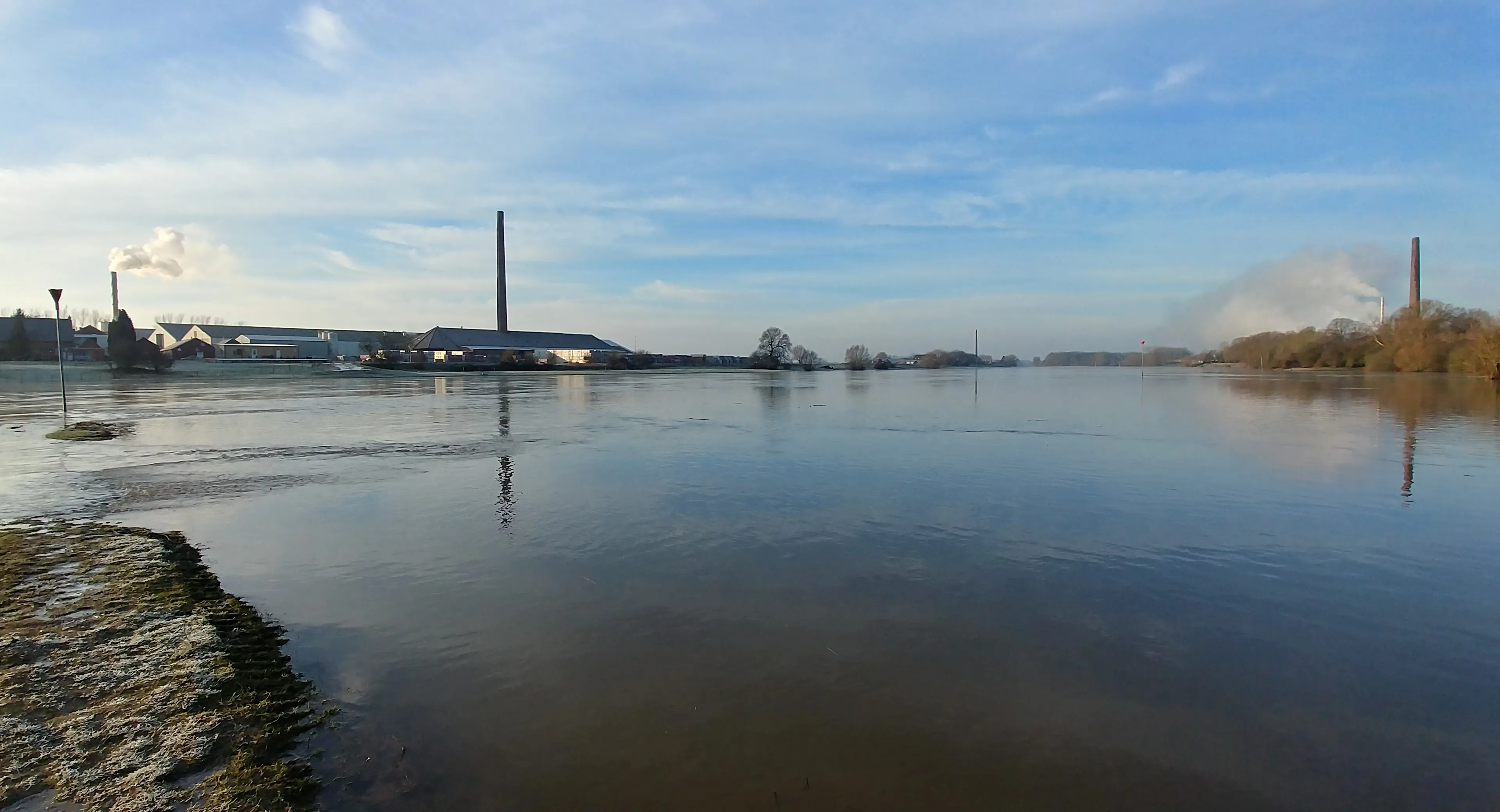 drie schoorstenen bij hoog water