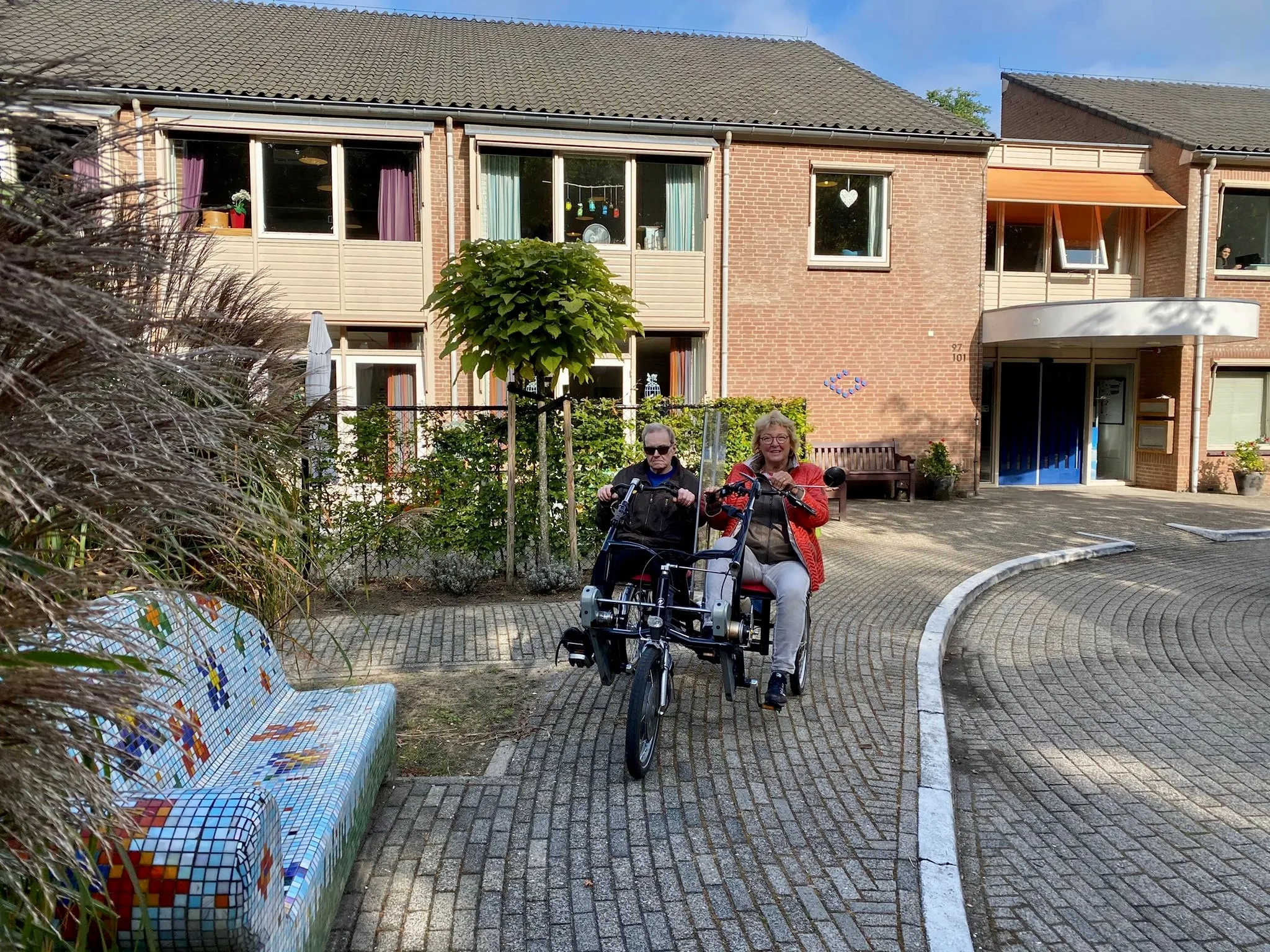 foto duo fiets bewoner en vrijwilligster 2