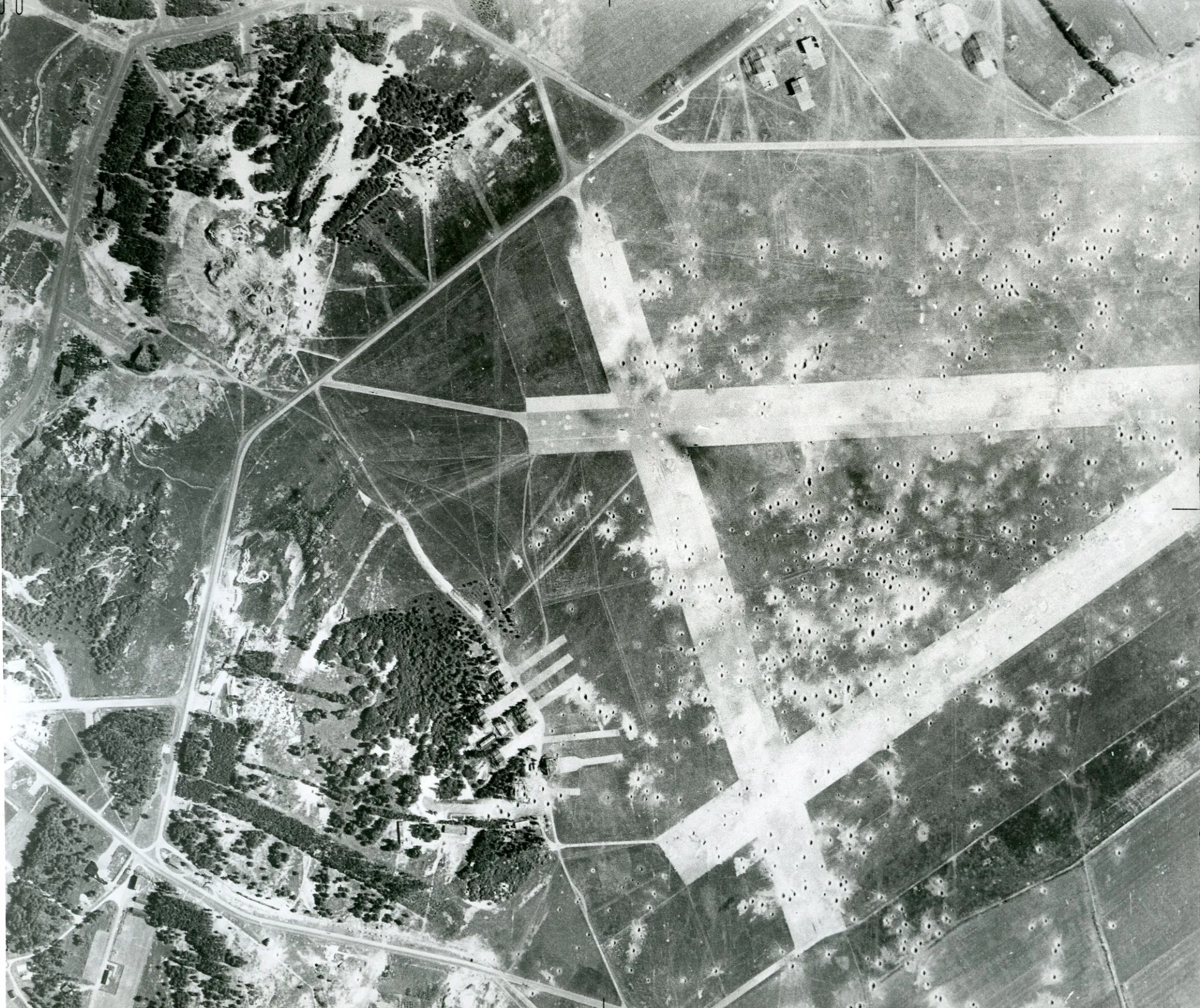 luchtfoto beschadigd deelen 6 september 1944 nimh