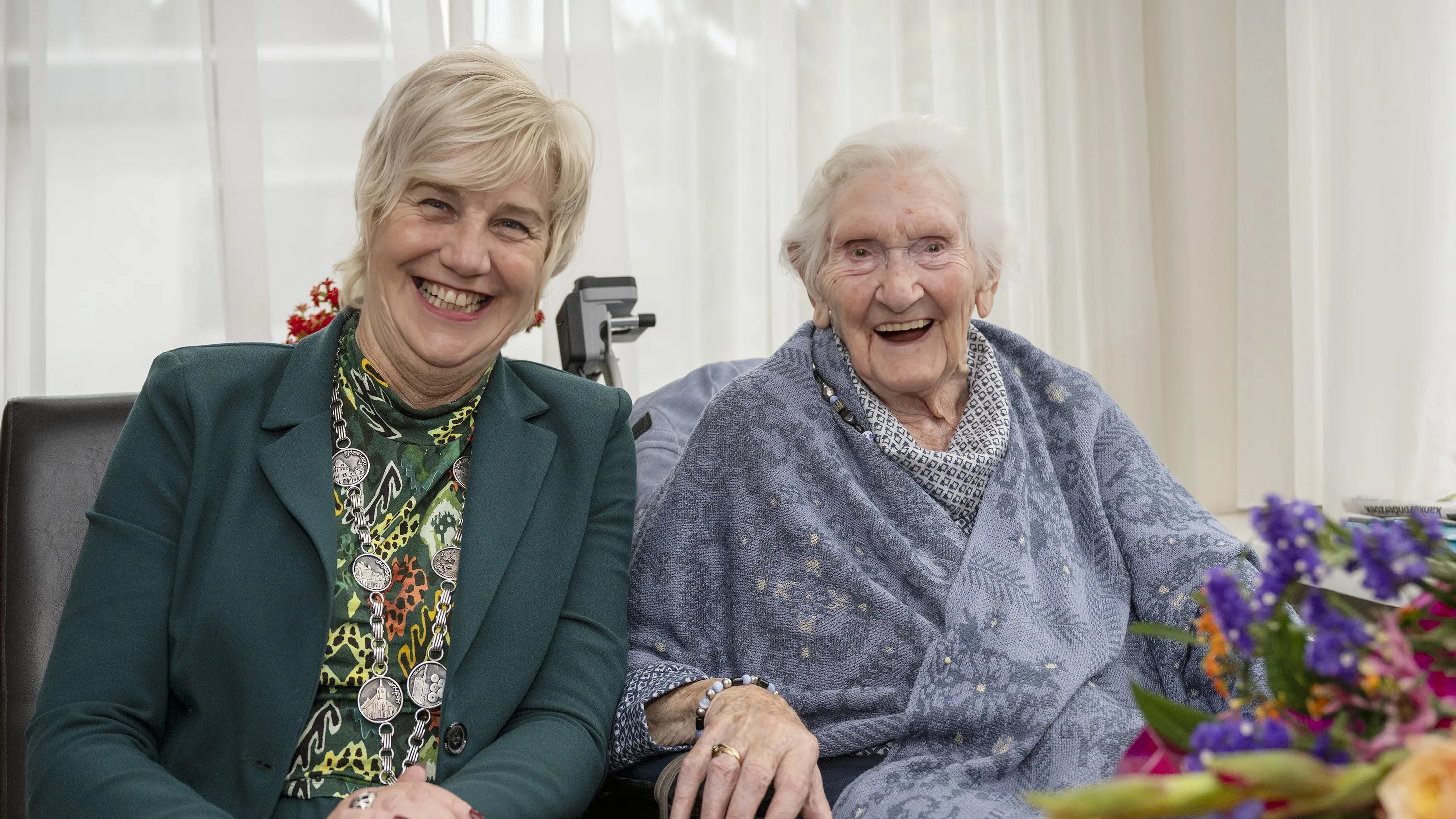 Burgemeester op bezoek bij 101-jarige Riek van den Berg-Wessels