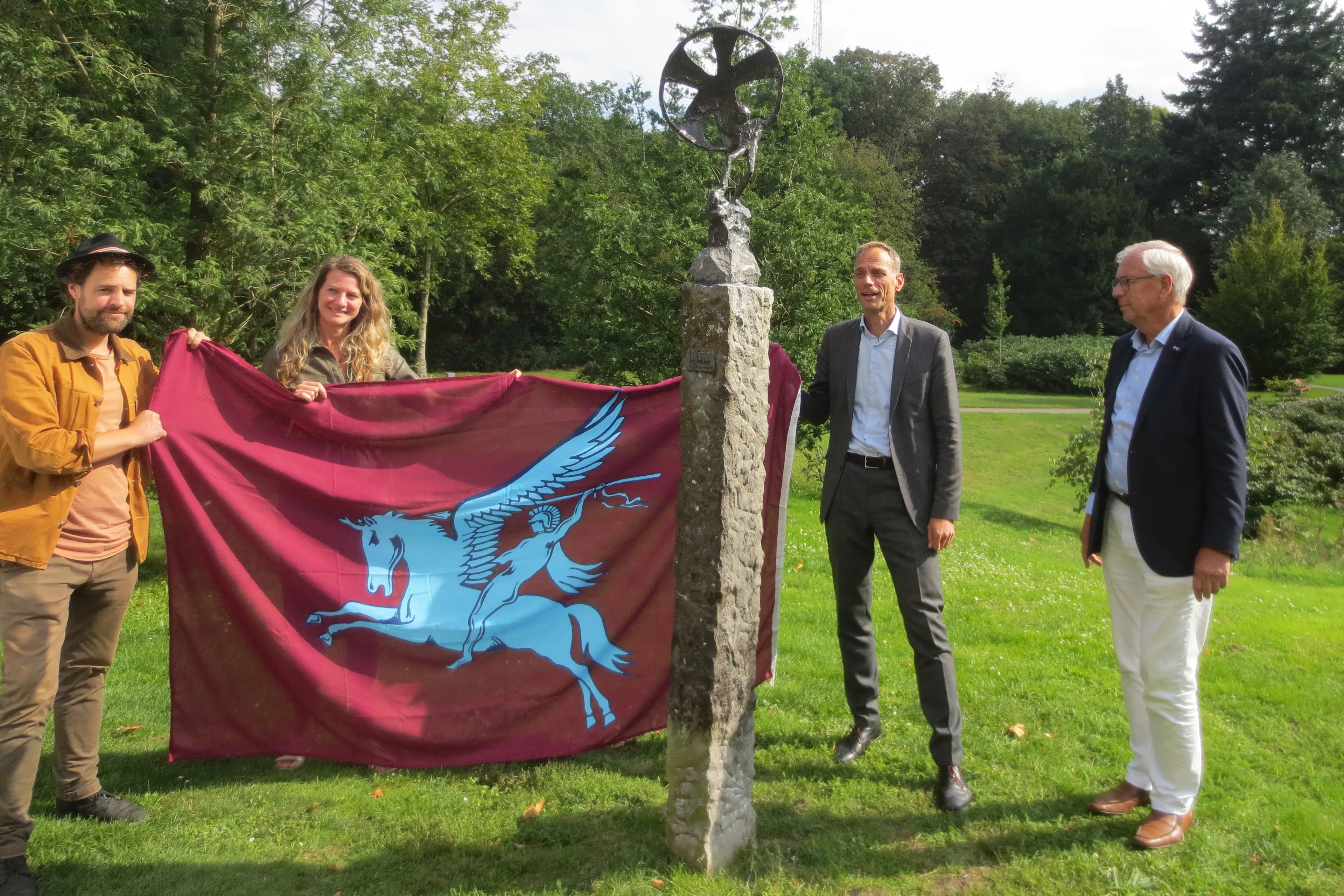 Eerder gestolen beeld 'The Parachutist’ herplaatst op heilige grond