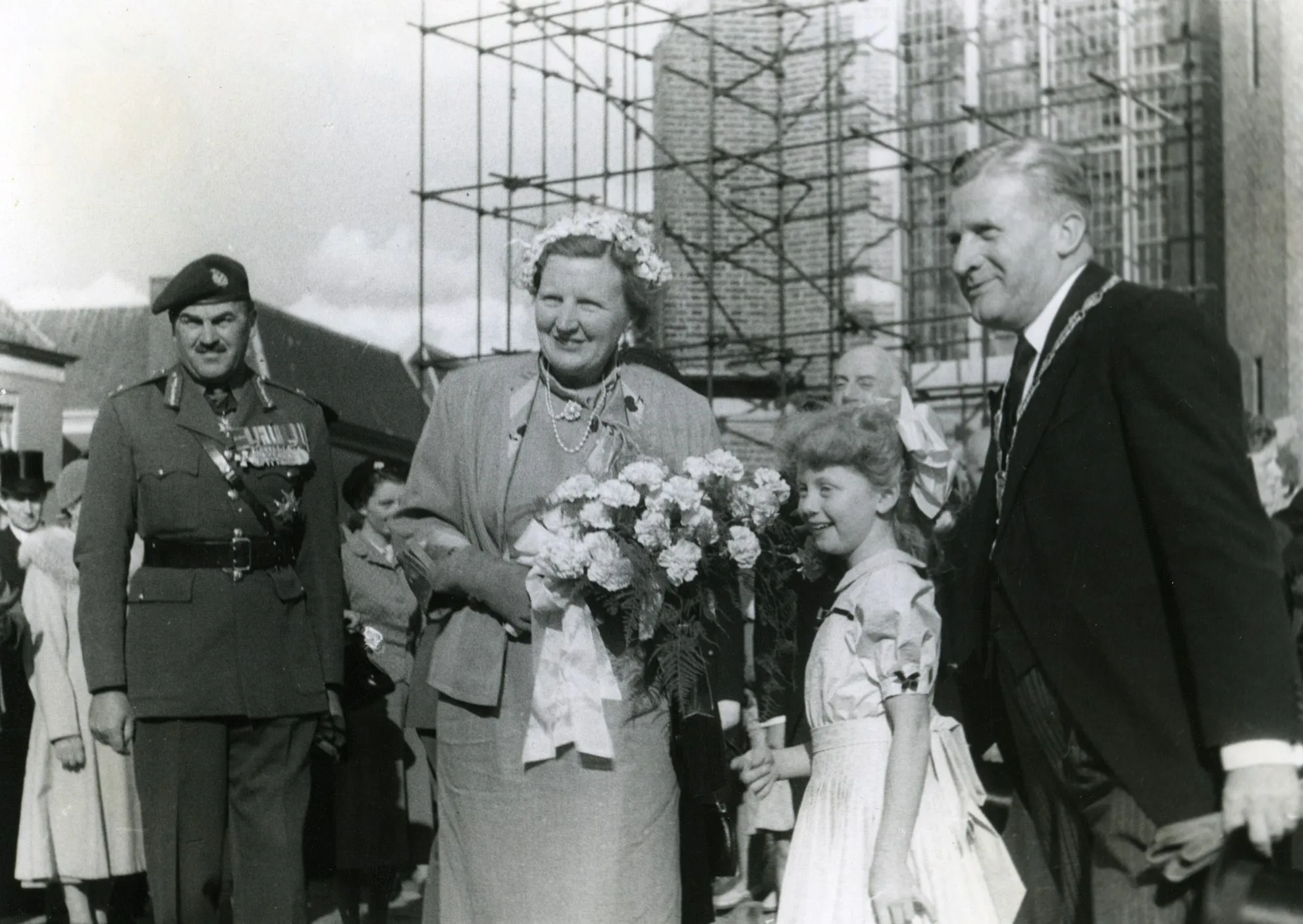 generaal majoor urquhart hm koningin juliana en burgemeester matser 1953