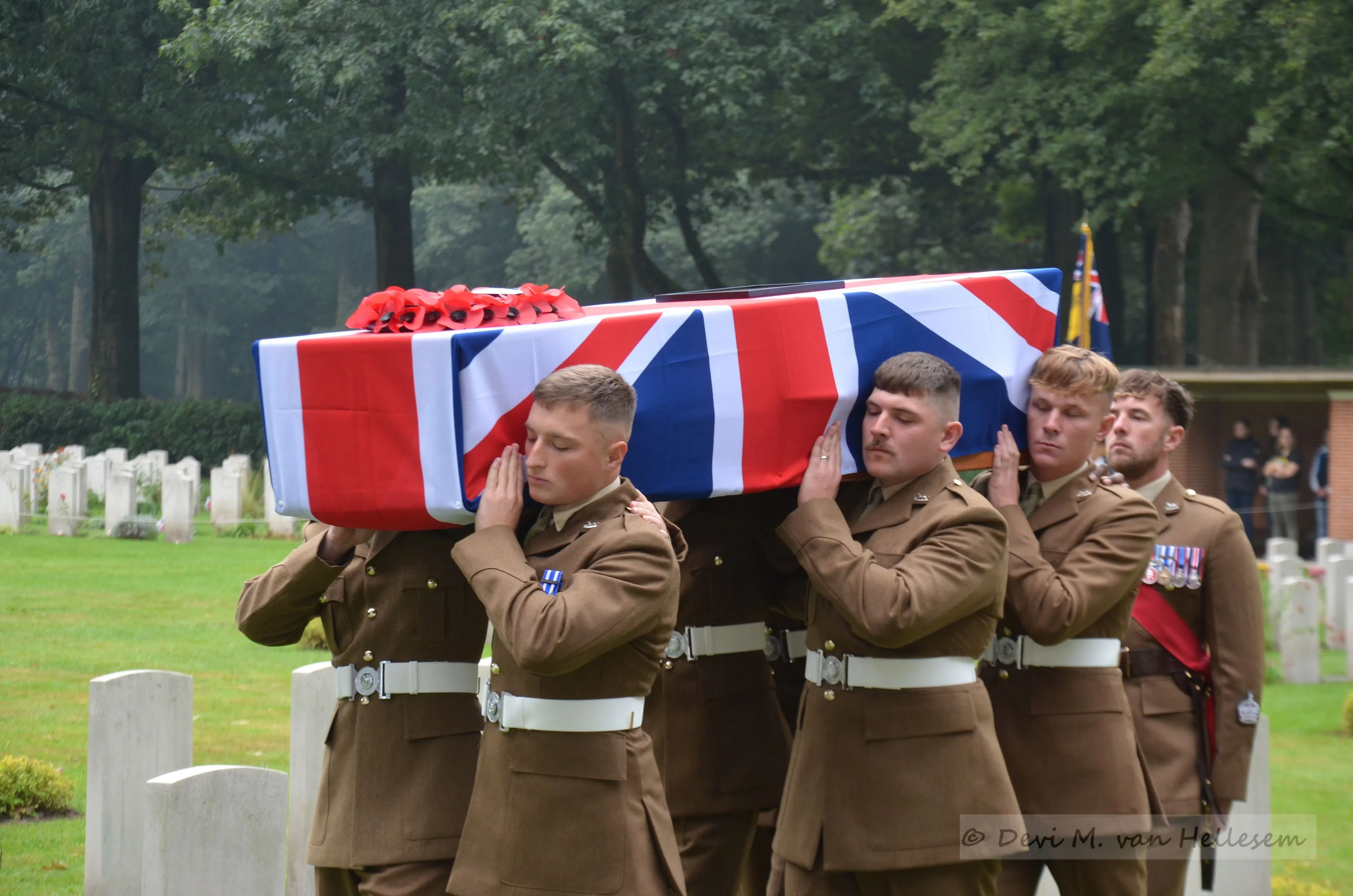 Private Henry Moon begraven op de Airborne begraafplaats (fotoserie)