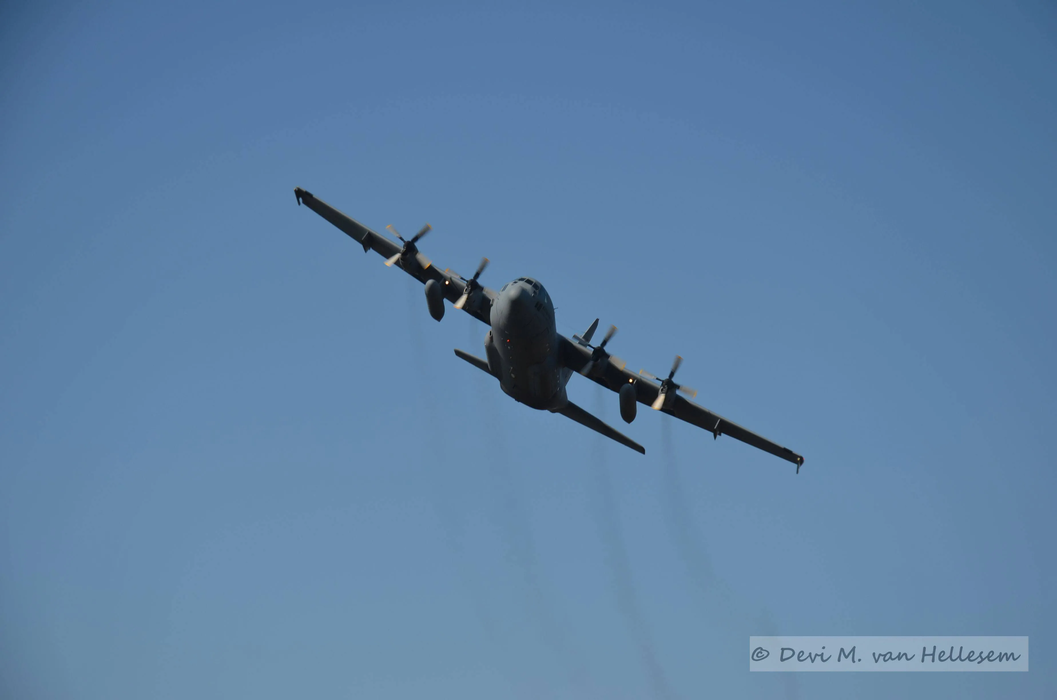 Militaire oefening Falcon Leap, laagvliegen, droppen van vracht en parachutespingen