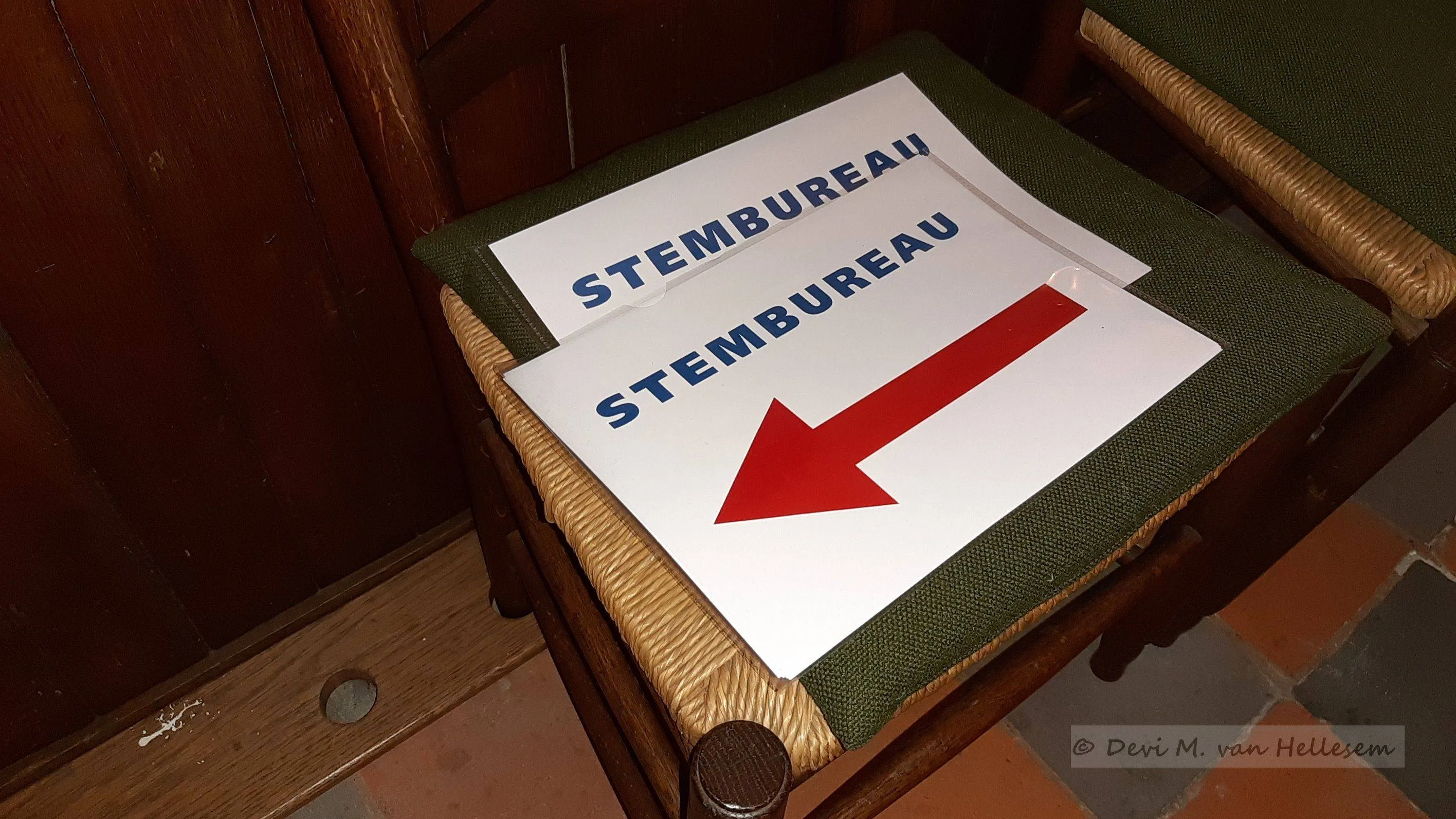 22-11-23 2e Kamerverkiezingen, kerkje op de heuvel (3)