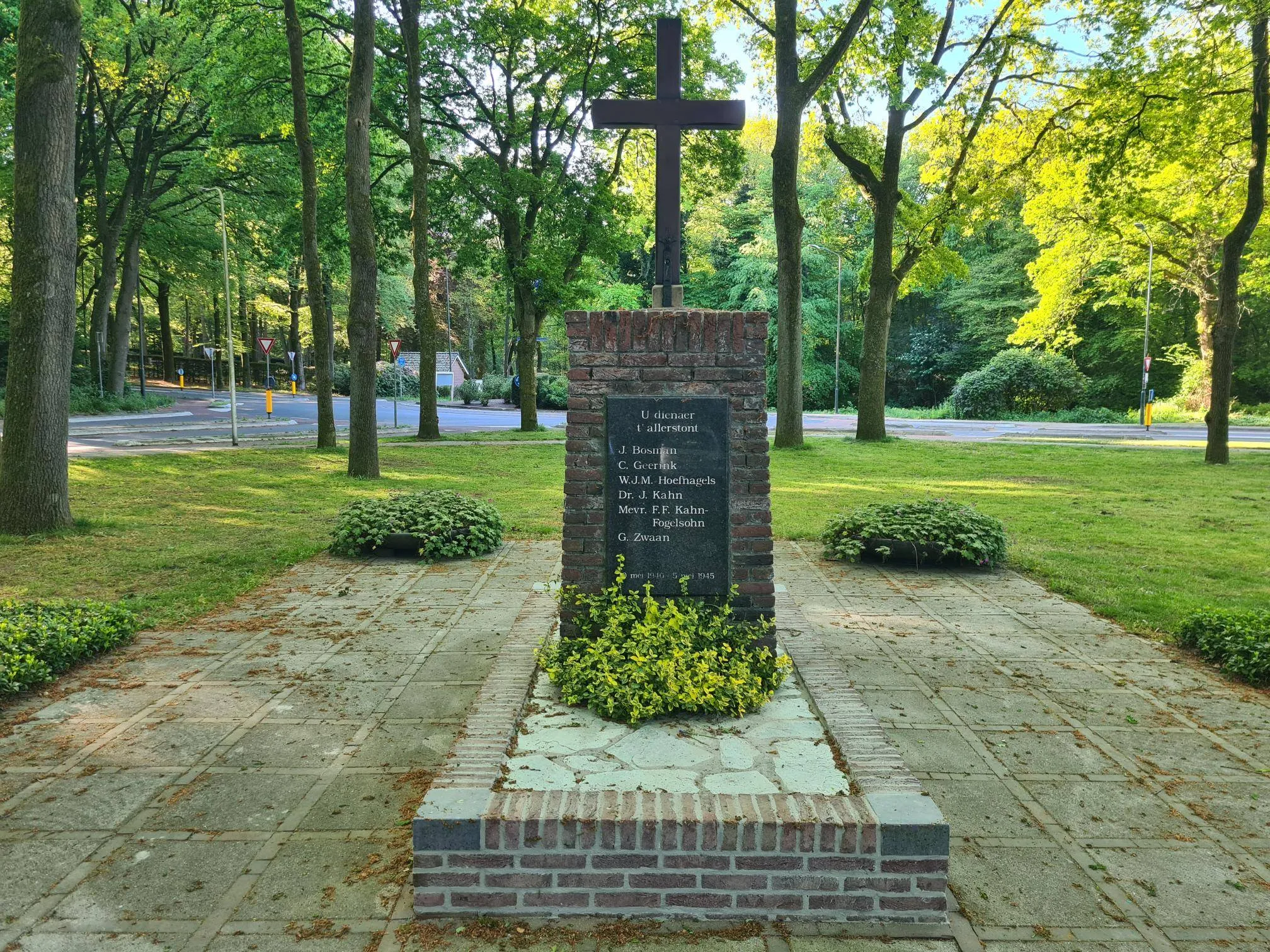 Dodenherdenking Doorwerth-Heveadorp op 4 mei bij opgeknapt monument