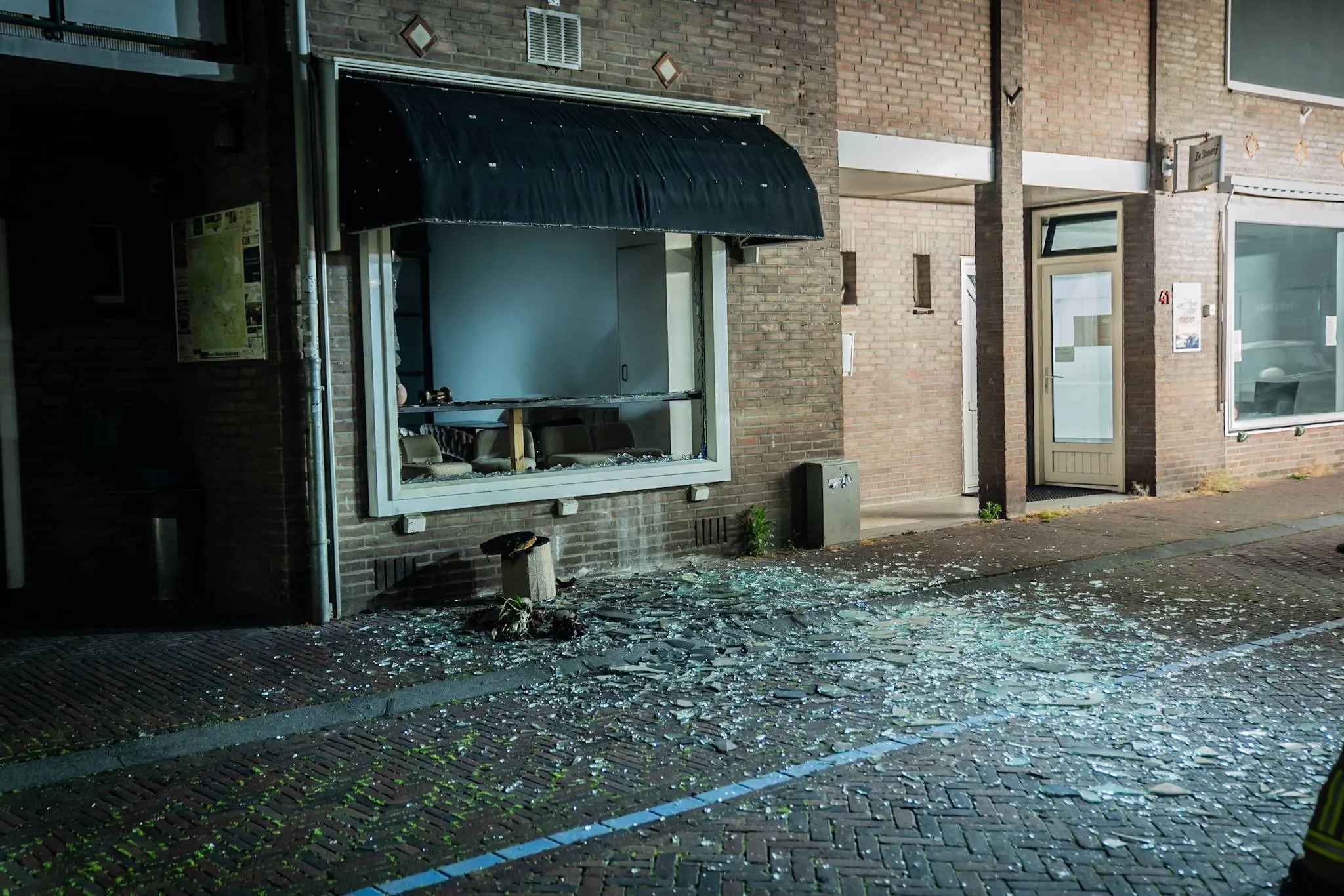 Explosie bij Pilatesstudio in Oosterbeek blaast raam in duizenden stukjes