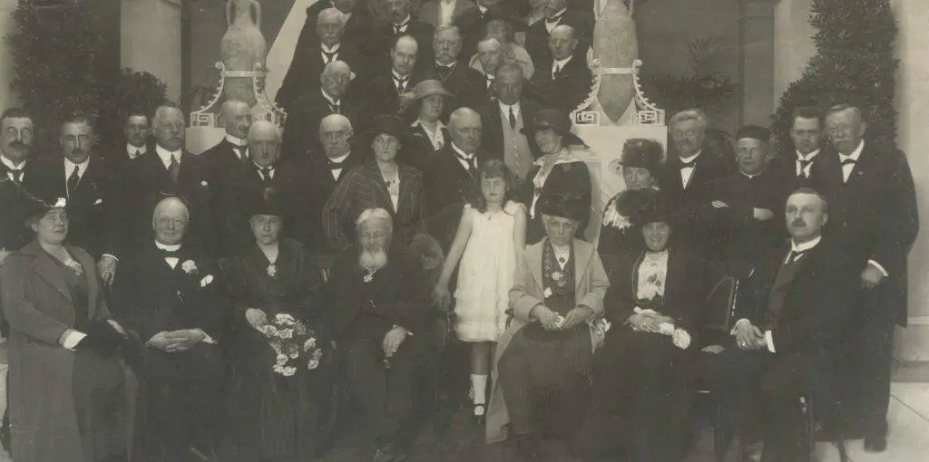 3.-Gezelschap-bij-de-opening-van-Museum-Kam-Regionaal-Archief-Nijmegen-header-1024x510