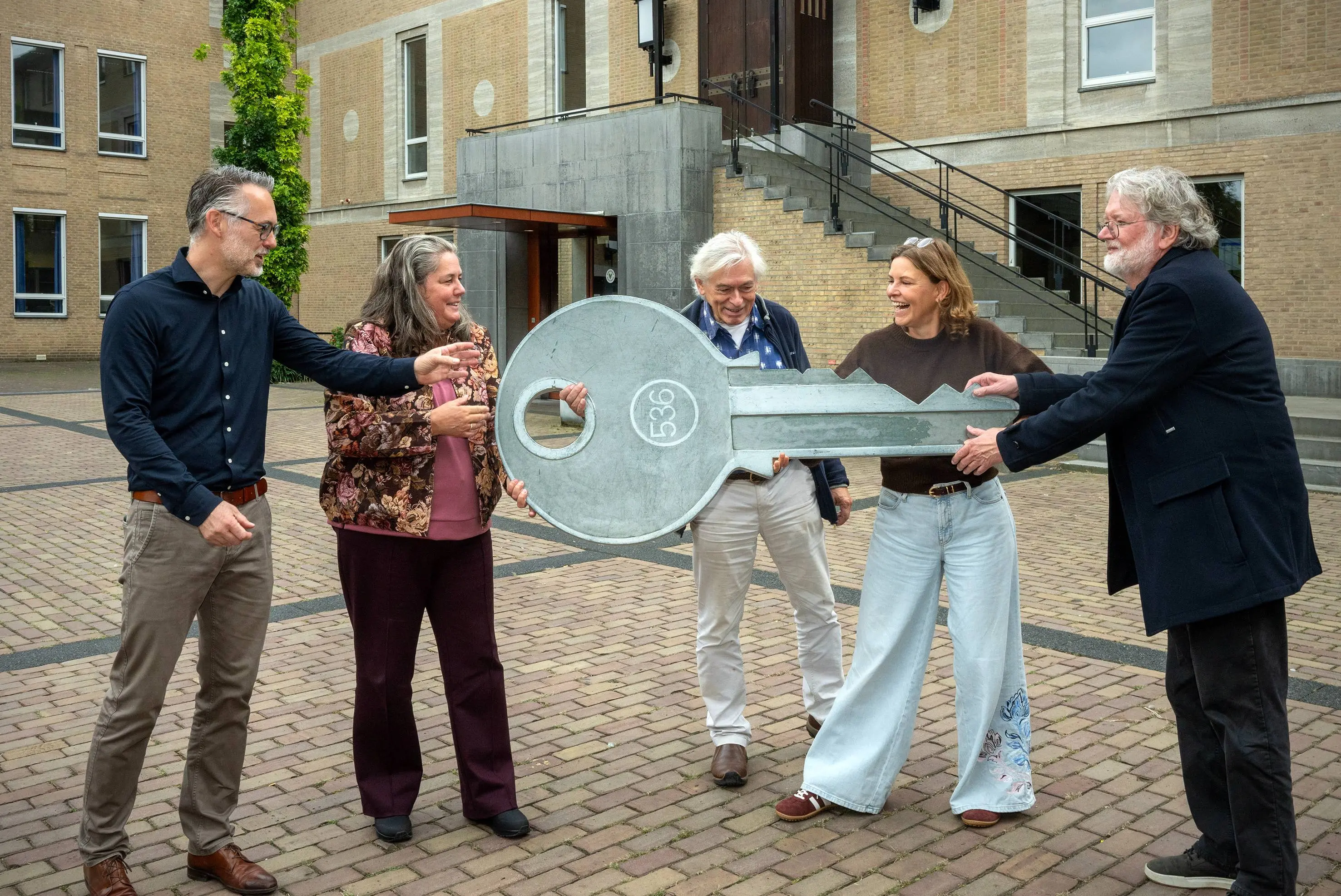 25 Sleutels gemeentehuis overgedragen aan Renkumse Atelier Stichting - 2