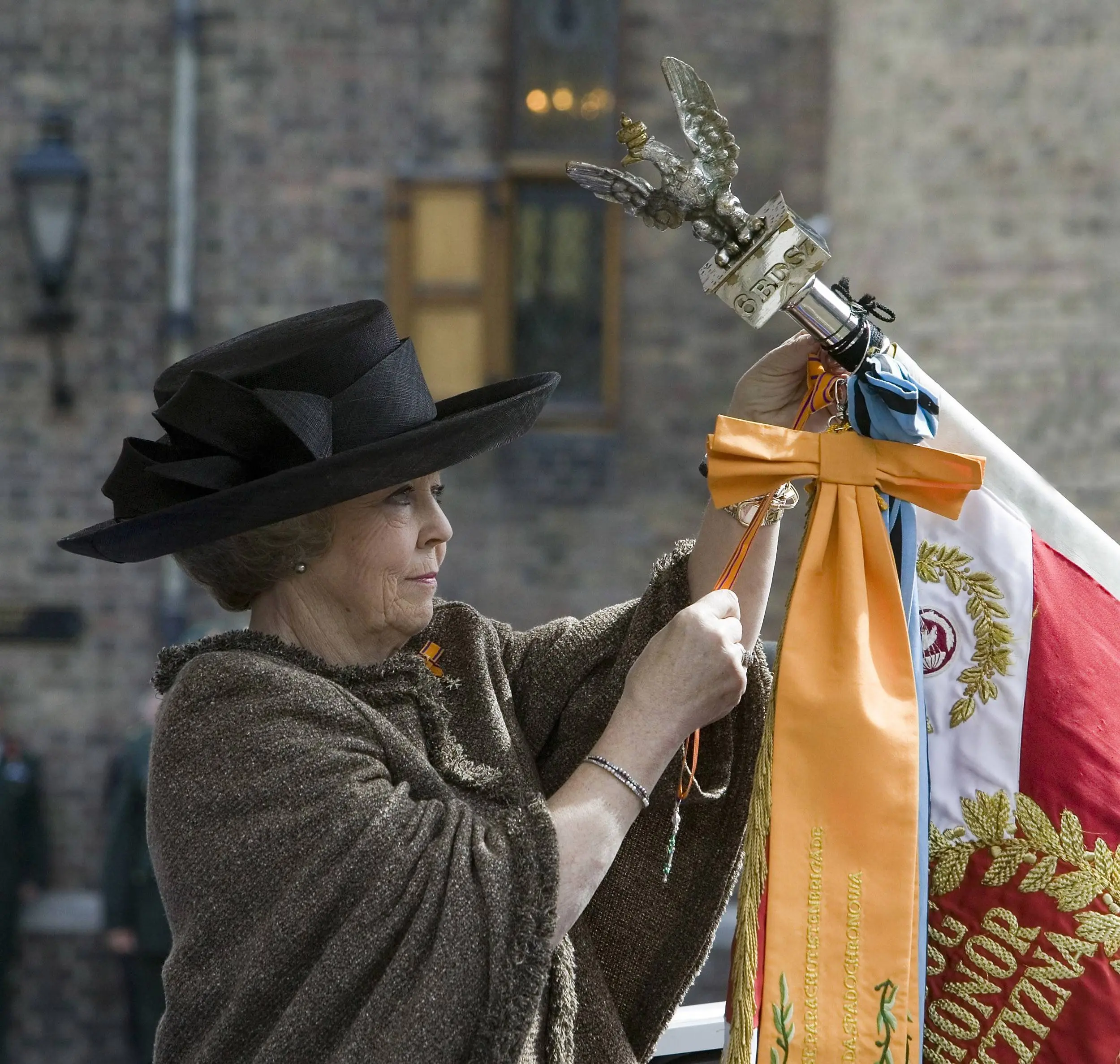 Koningin Beatrix bevestigde de vaandeldecoratie op 31 mei 2006 aan het vaandel van de Poolse 6e Luchtlandingsbrigade