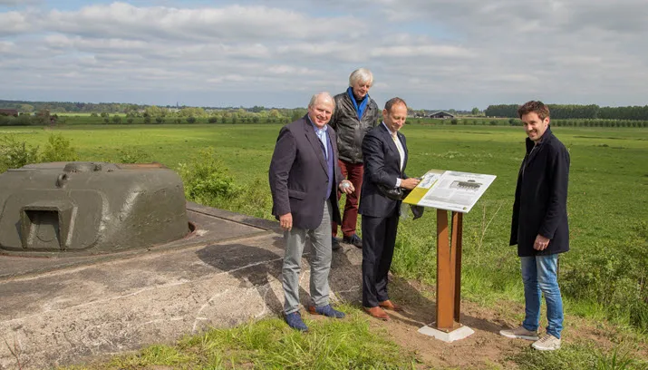 10 mei 2017 generaal mart de kruif onthult het informatiebord onder het toeziend oog van peter van den brandhof rob verhoef en henk hoogeveen