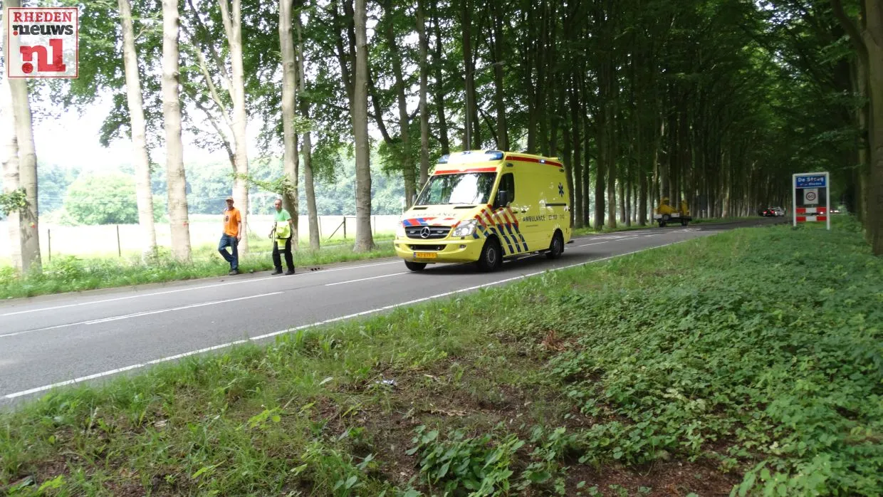 2016 07 19 wielrenner onderuit op de middachterallee 001