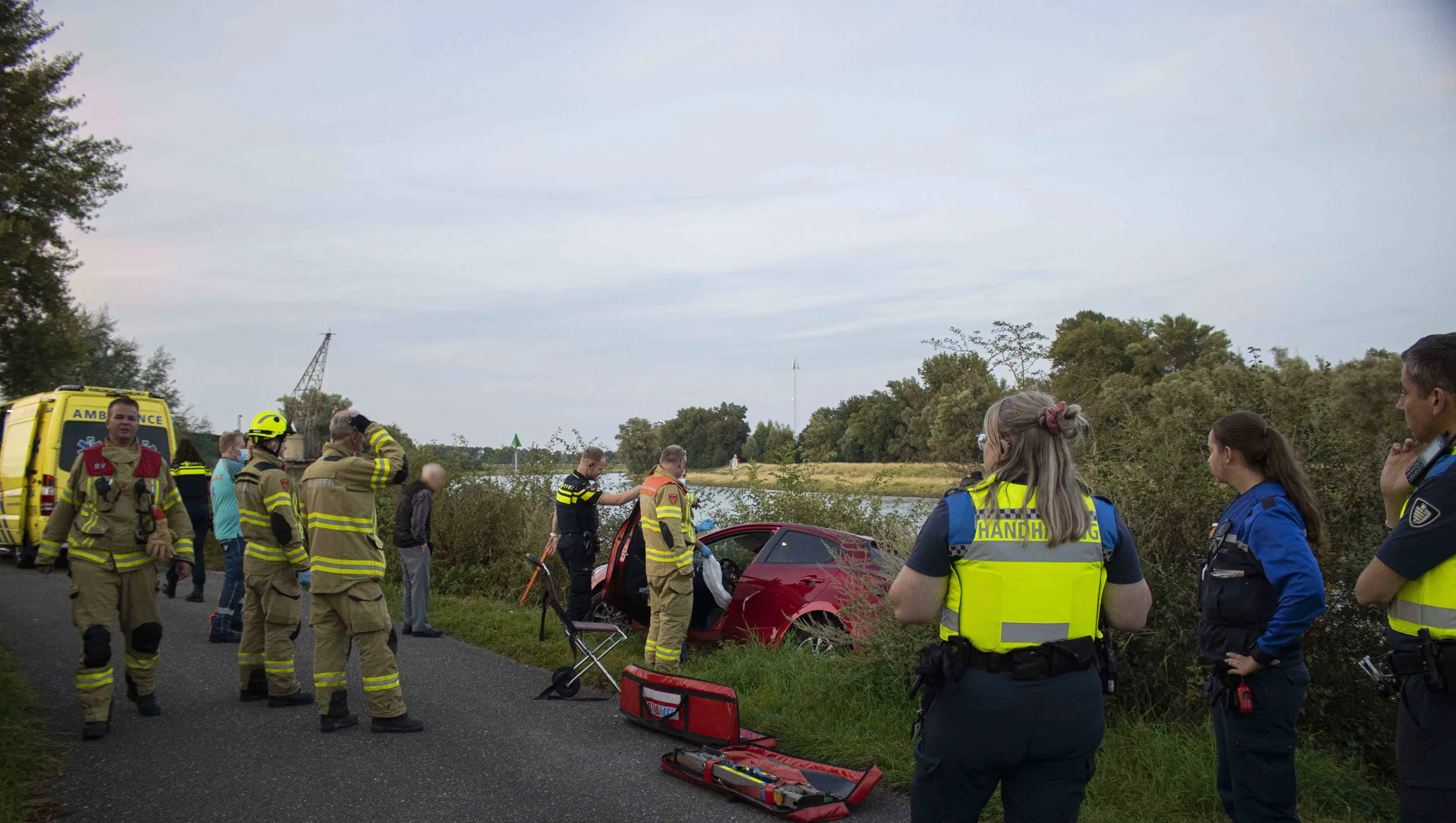 2021 08 14 vrouw door brandweer uit auto gehaald in velperwaarden 1