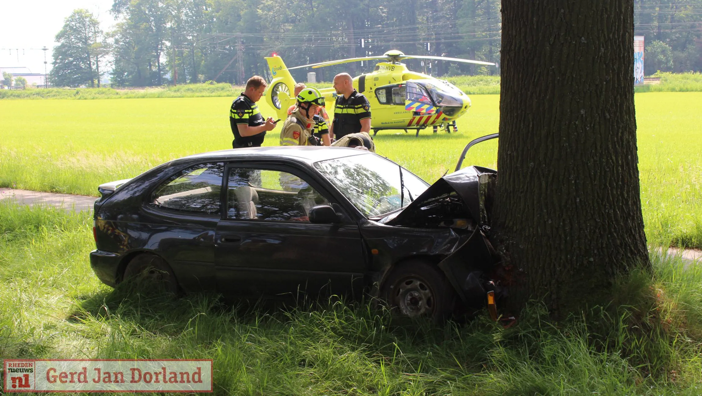 auto tegen boom in velp bestuurder naar ziekenhuis hond naar opvang 19 05 2024 1