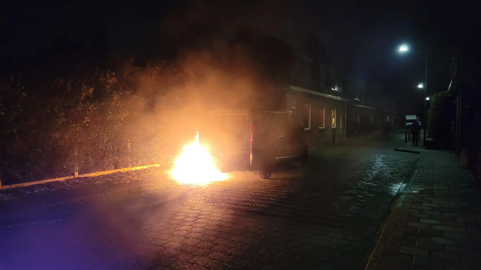 bestelbus in brand op de grintakkerstraat te velp remco van de ham blik op 112 1