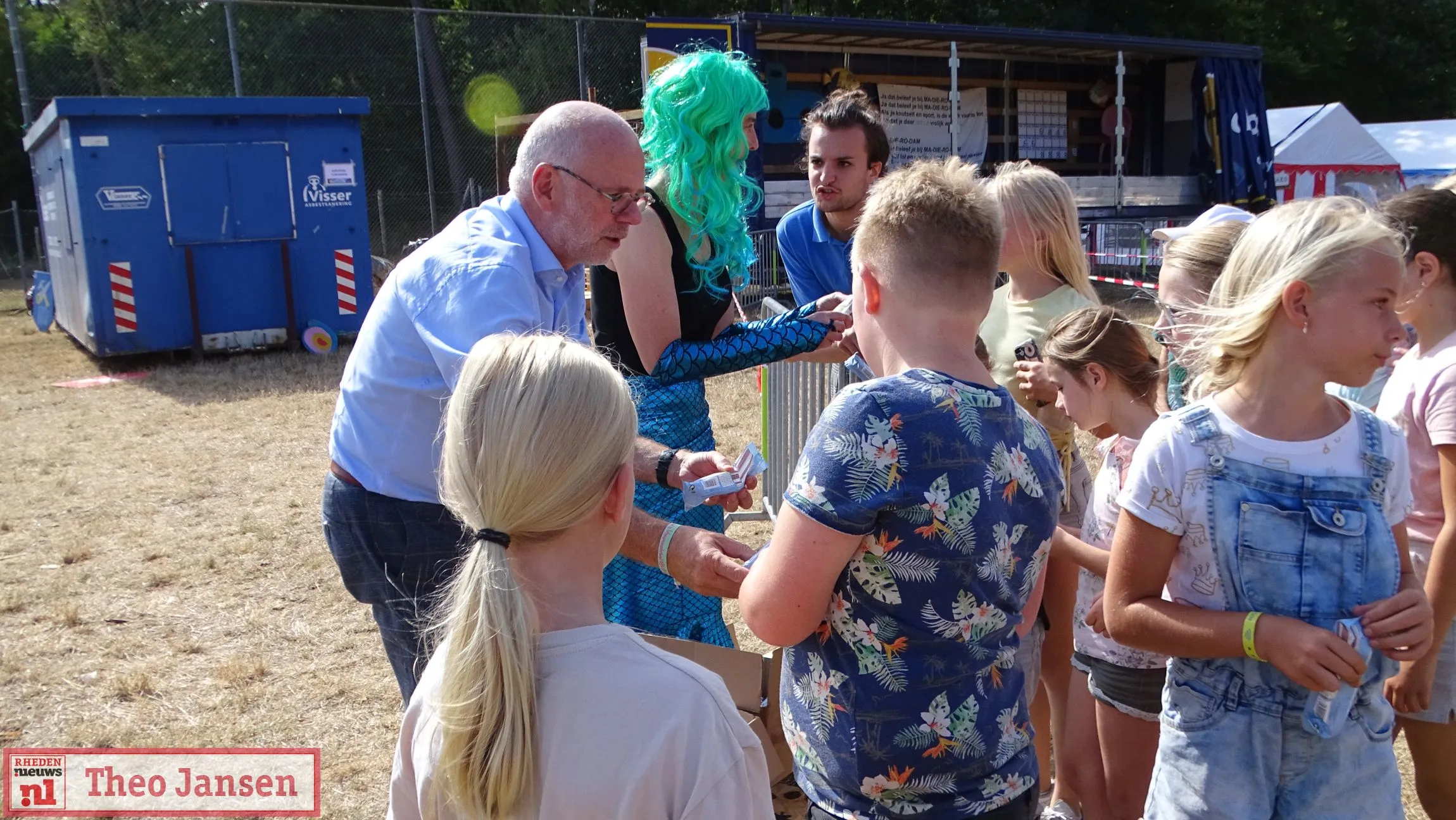 burgemeester bezoekt huttenbouwdorp madierodam met traktatie 2022 1