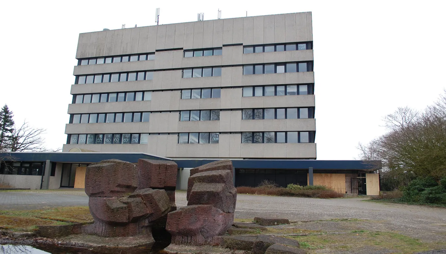 Wat gaat er met het kunstwerk "De Bron" bij het Vitensgebouw in Velp gebeuren?