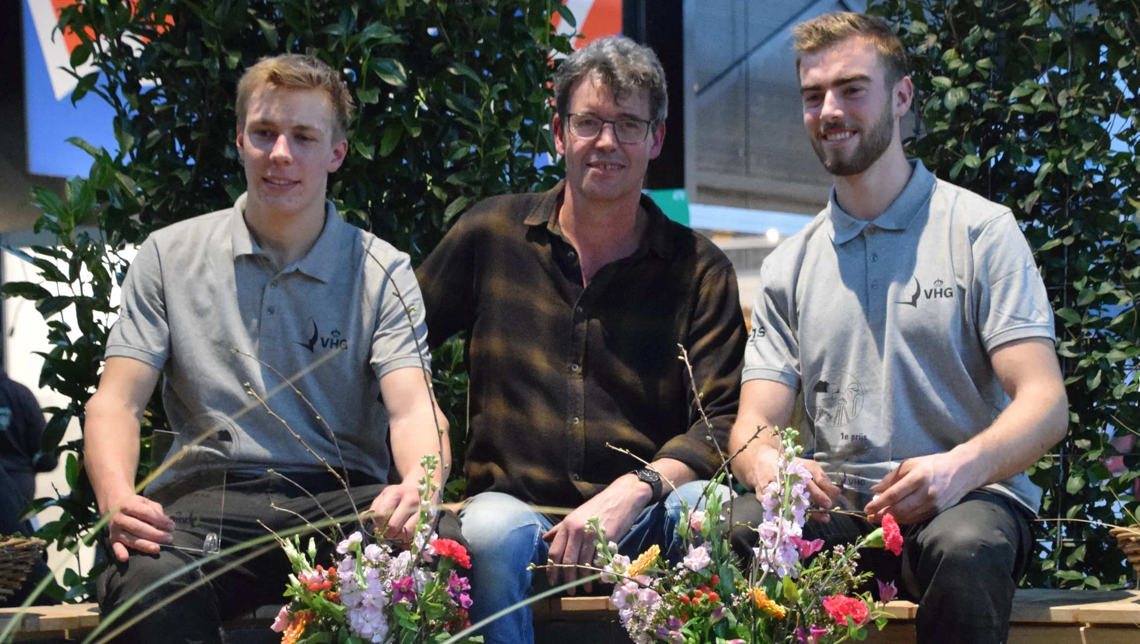 de nederlands kampioenen tuinaanleg met van links naar rechts willem mateman coach elbert roordink en twan geven van aeres mbo velp marjanne eikelboom