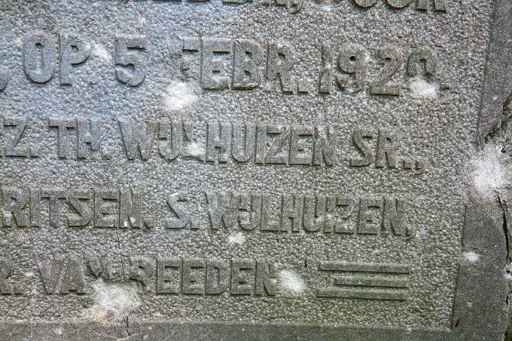 detail van de gerfdenbank met kogelgaten