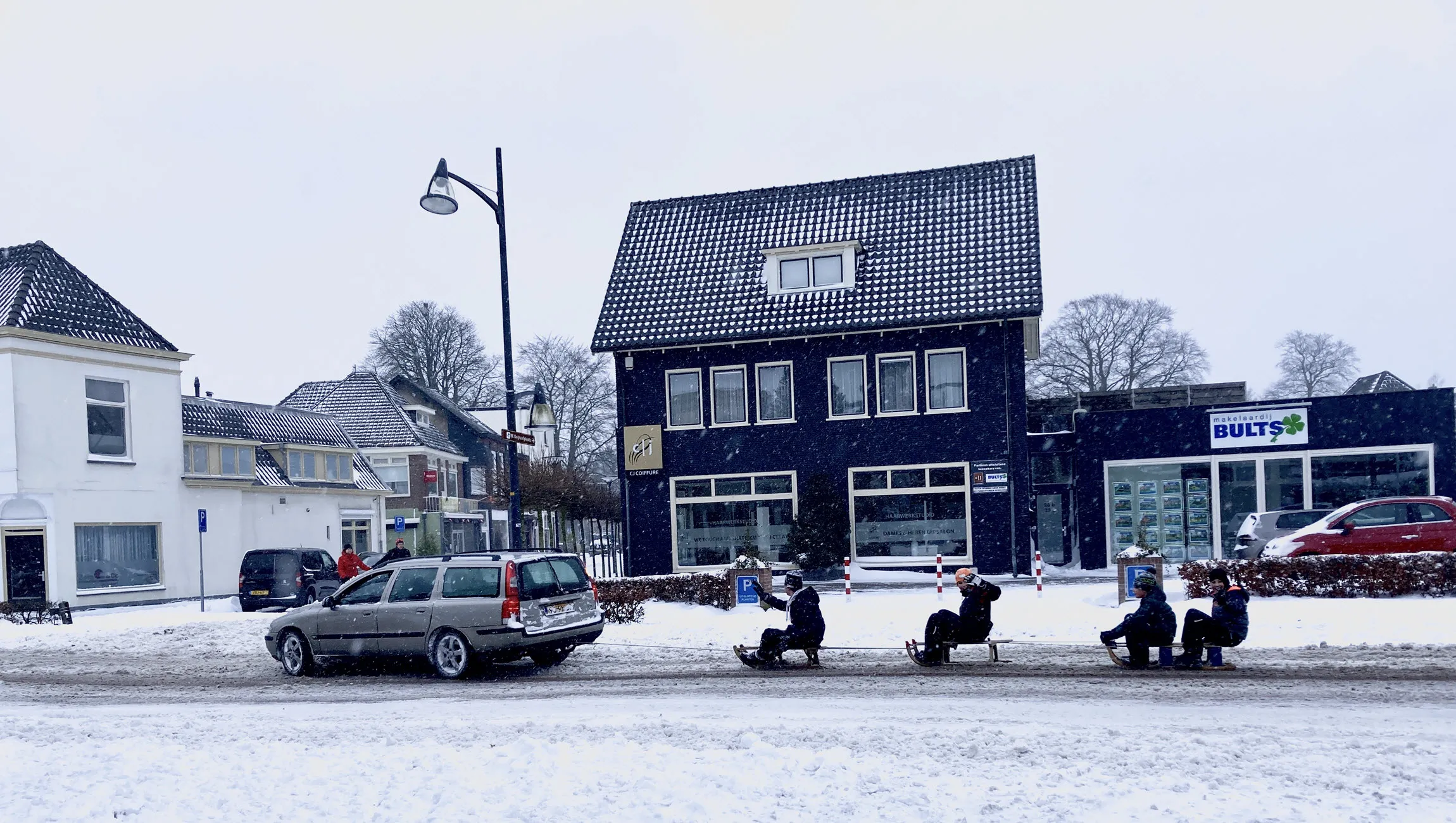 foto slee achter auto