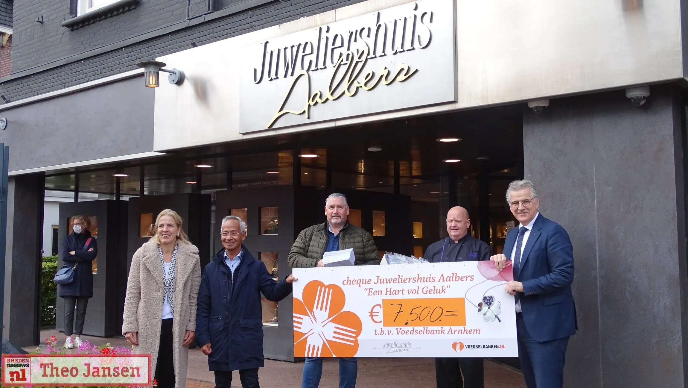 juweliershuis aalbers uitreiking cheque voedselbank arnhem1 rheden nieuws