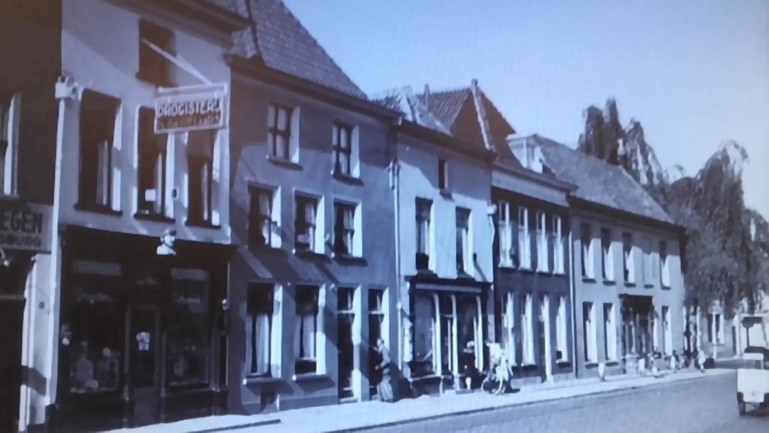 koepoortstraat 1e winkel is de drogisterij met oude gaper