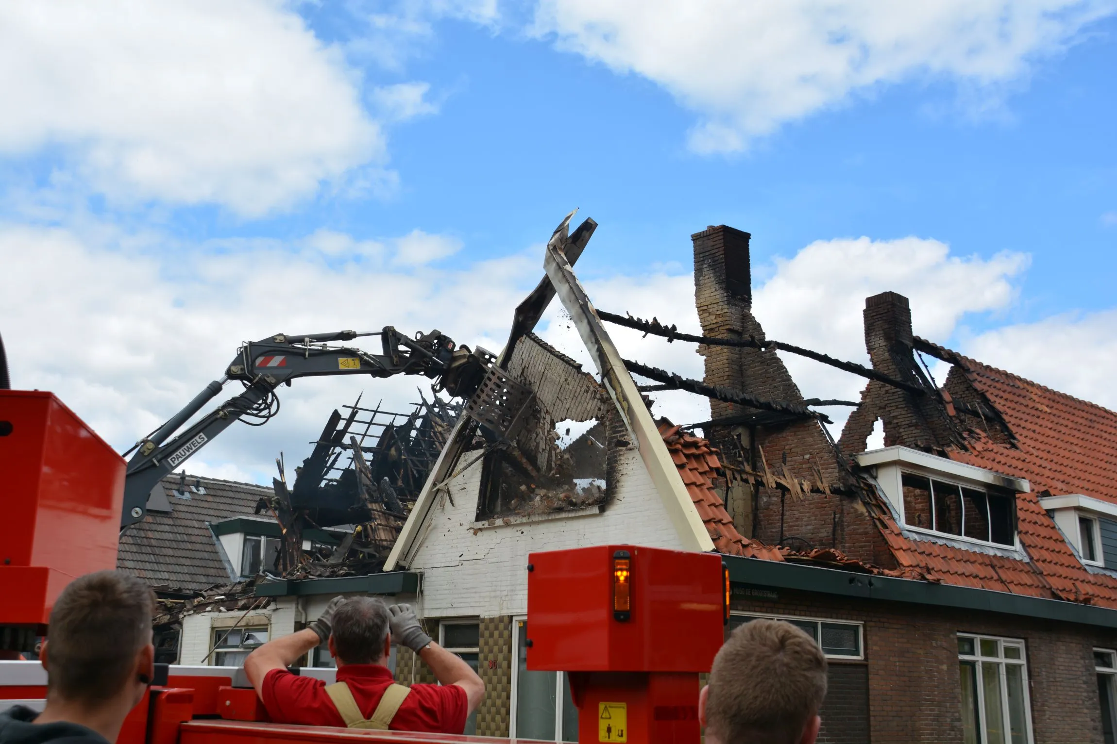 loco burgemeester gea hofstede bezocht bewoners en buurtbewoners van brand in velp001