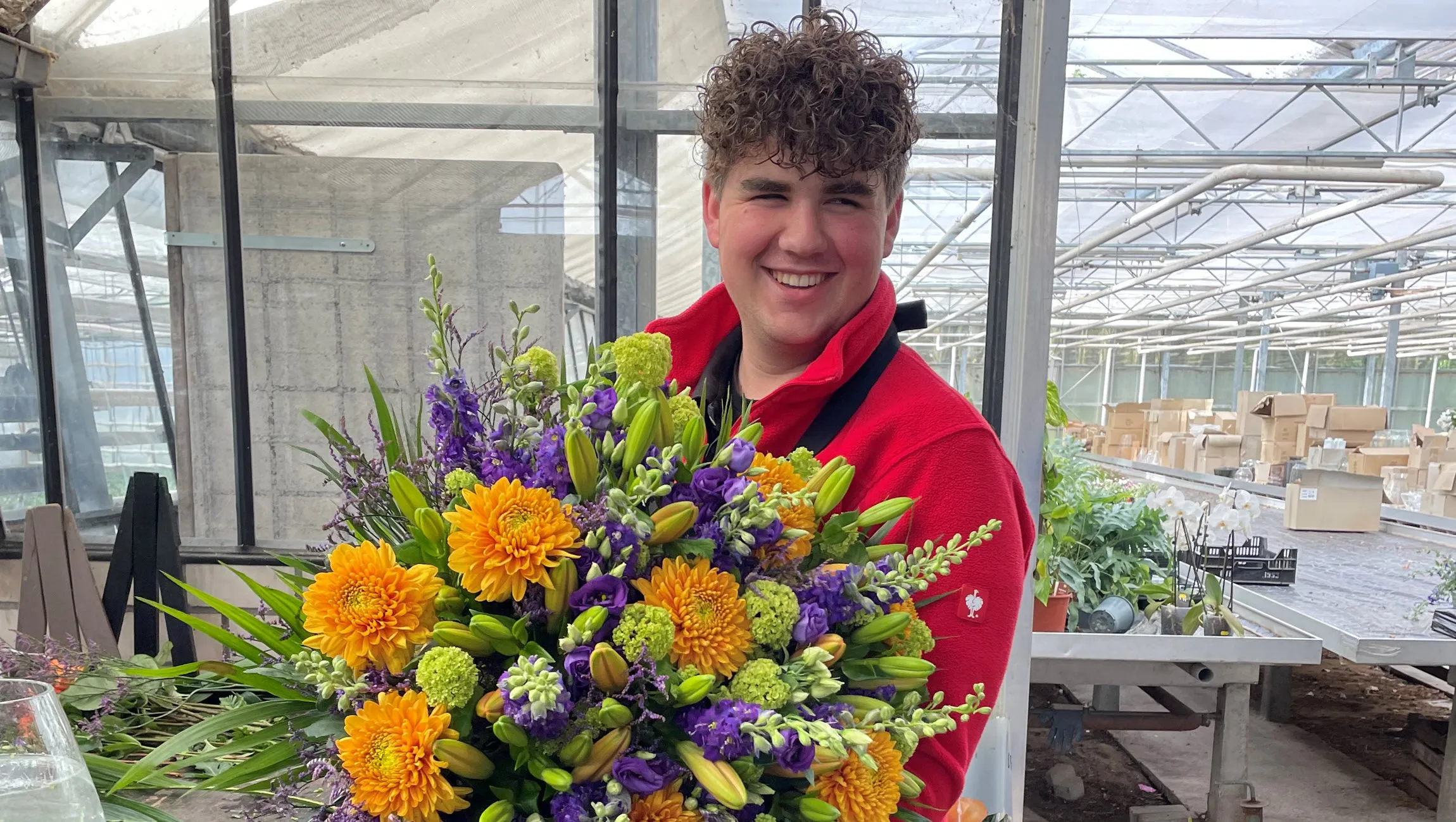 mark strikkeling poseert met het boeket die hij maakte voor de eindbeoordeling praktijkleren marjolijn adelaars