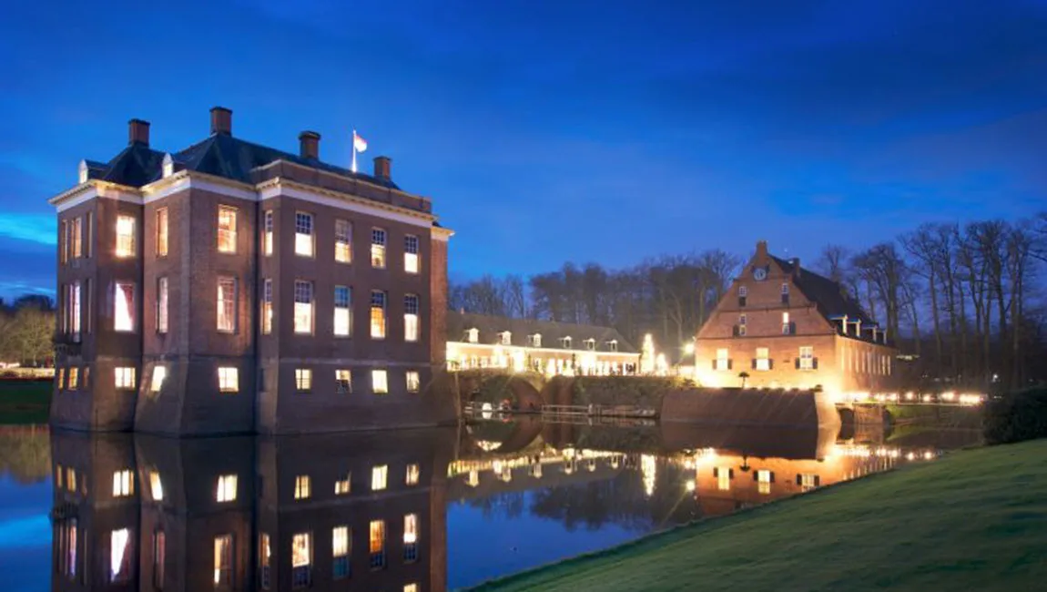 middachten met licht tegen schemering kasteel middachten