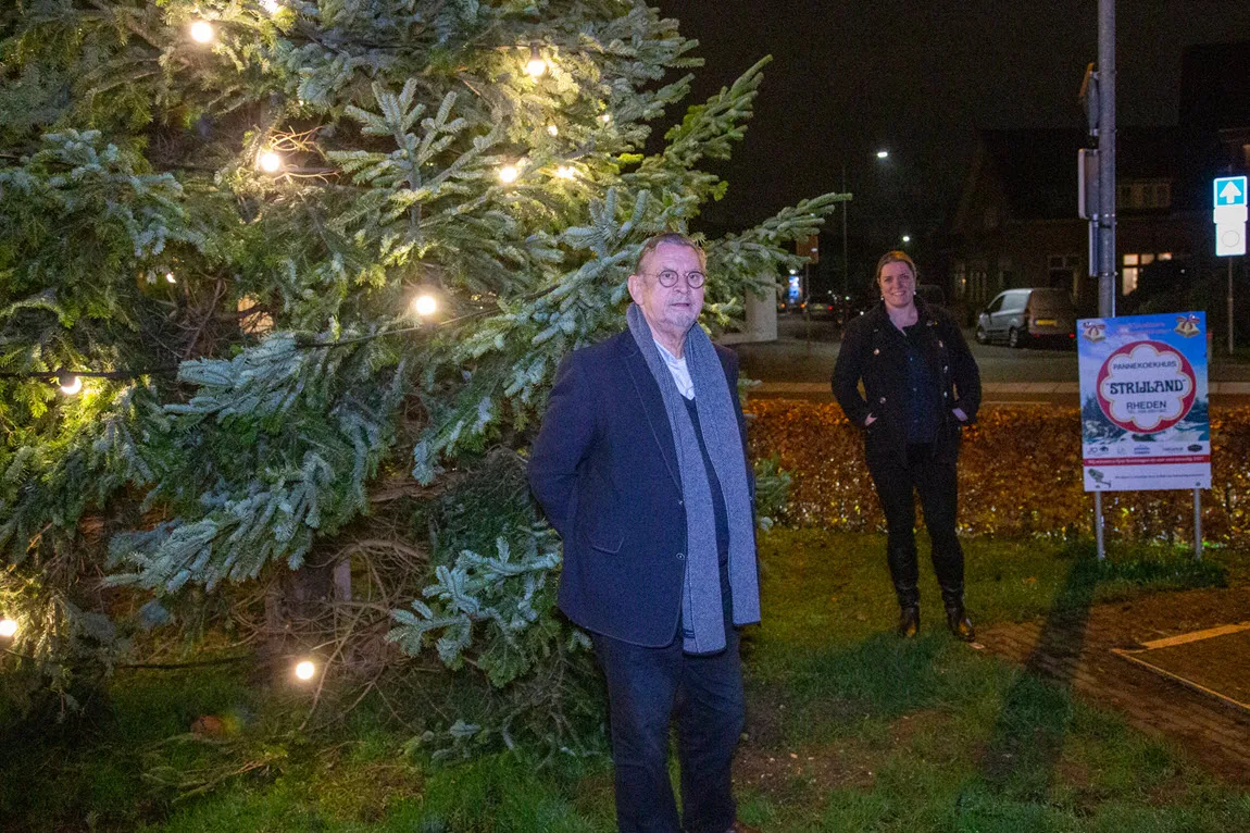 persfoto kerstboom op het plein biz centrum rheden december 2020