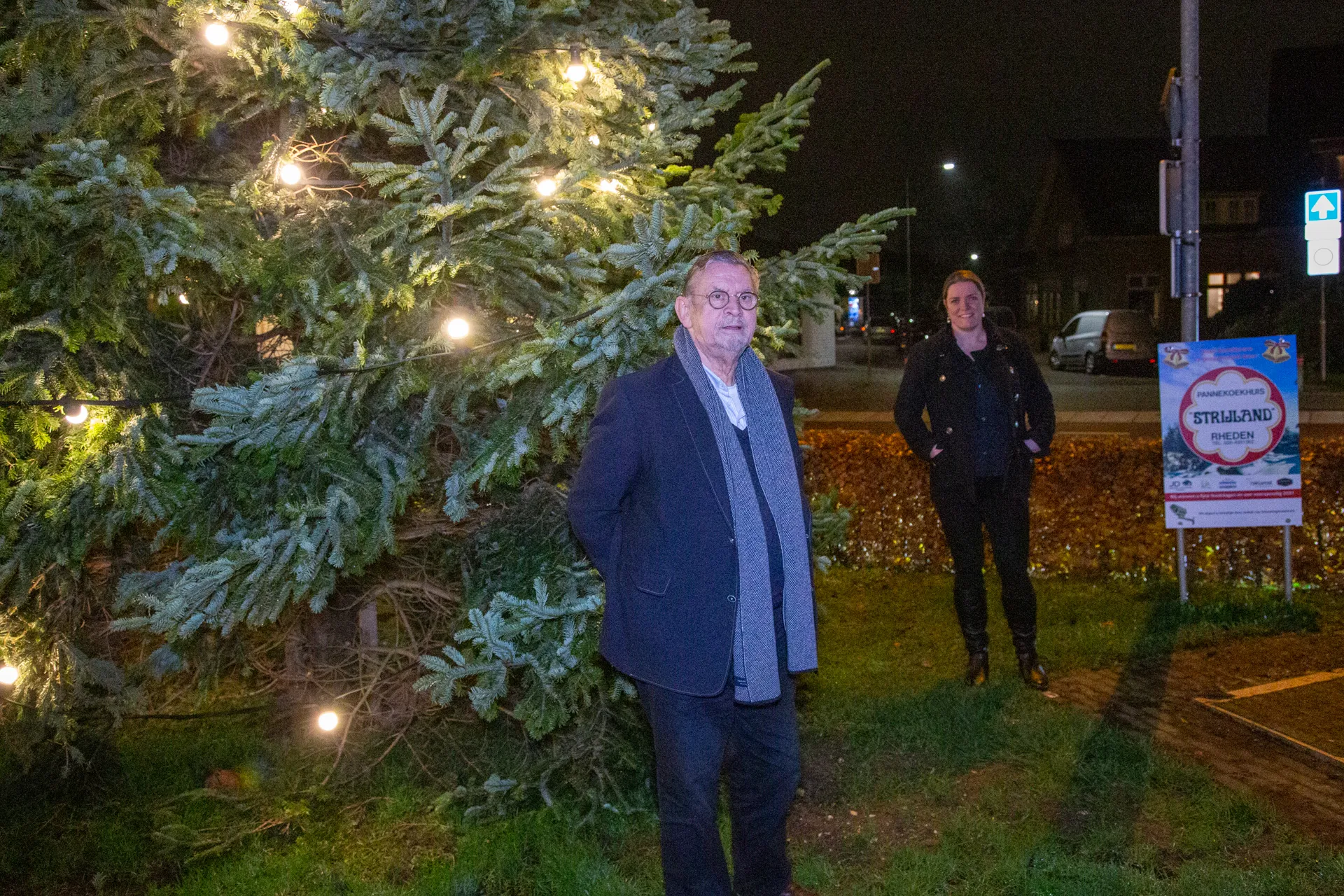 persfoto kerstboom op het plein biz centrum rheden december 2021