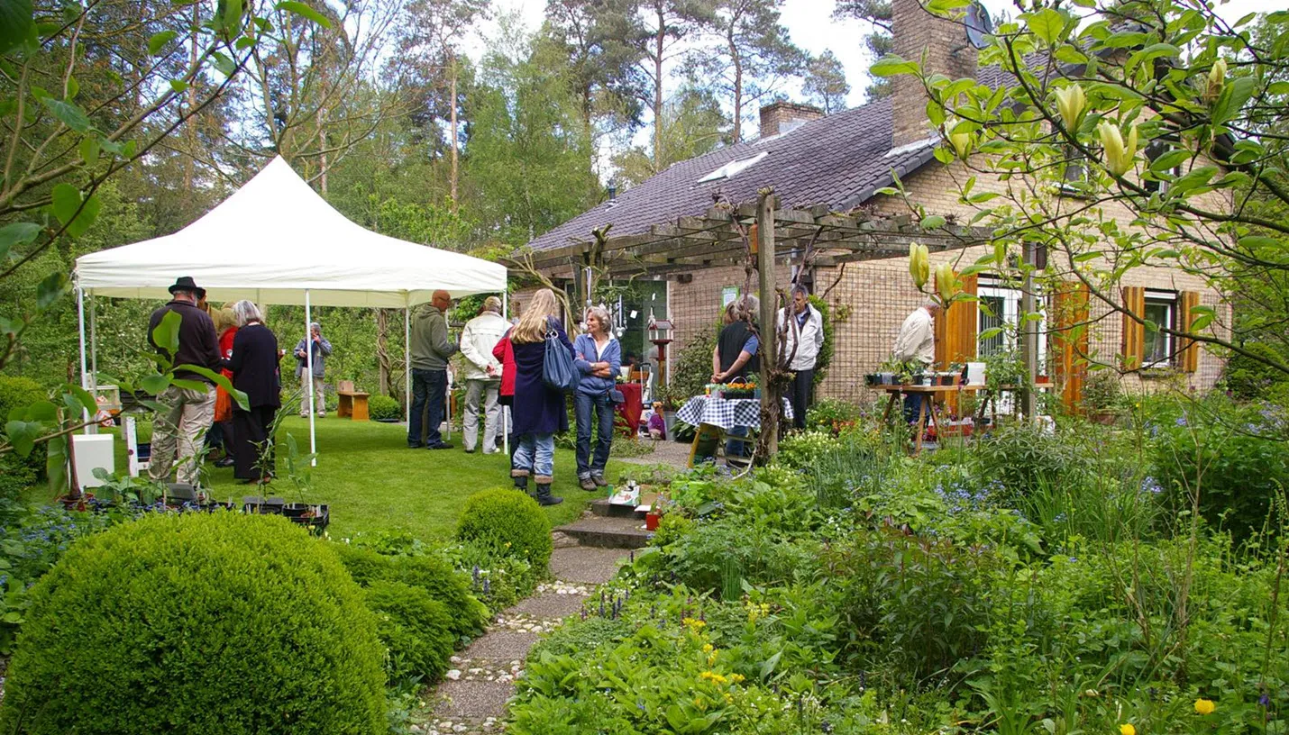 plantjesmarkt en demonstratie bloemschikken2