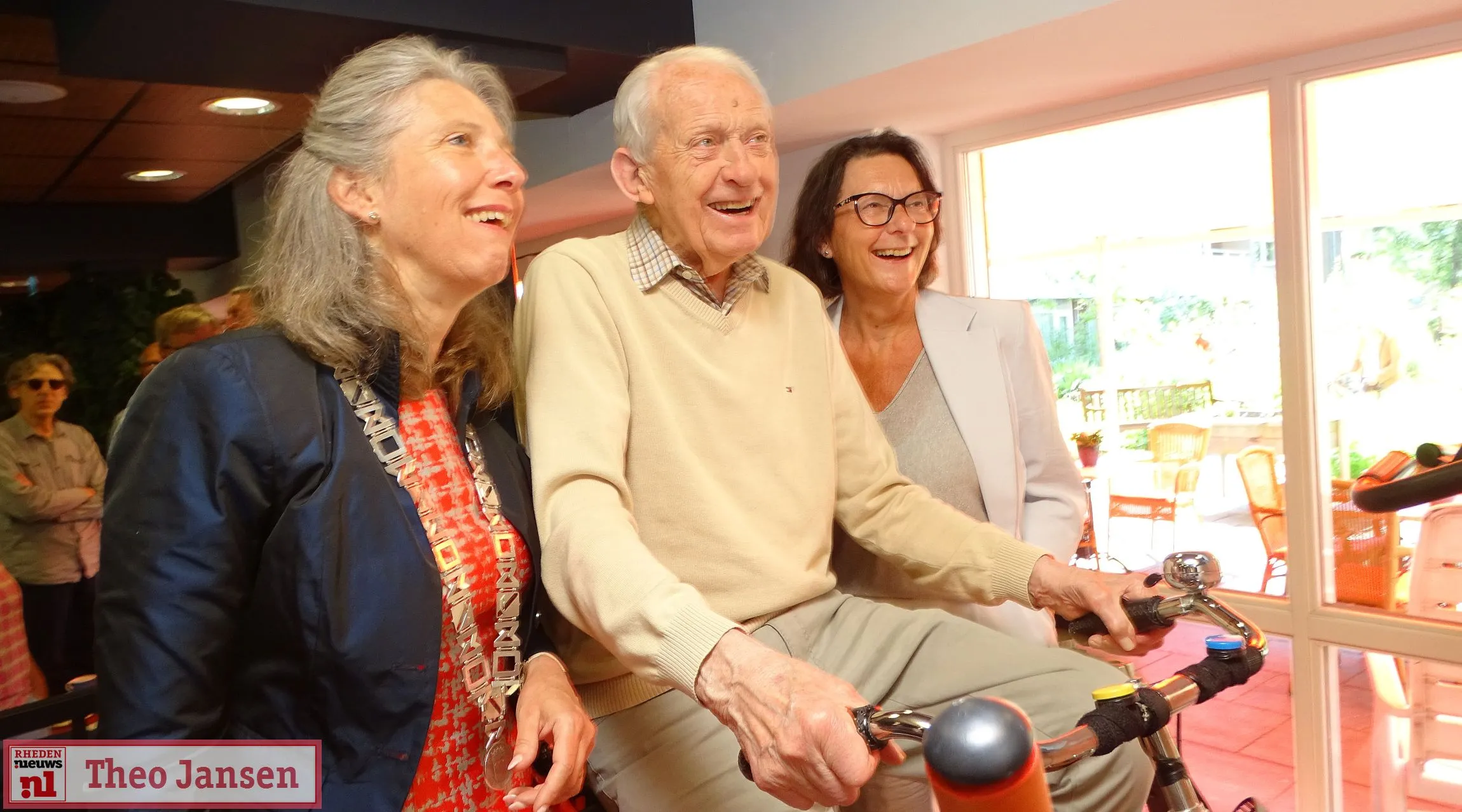 rheden schenkt beleeffiets met fietsroutes aan ouderen in haar gemeente 06 06 2023 7