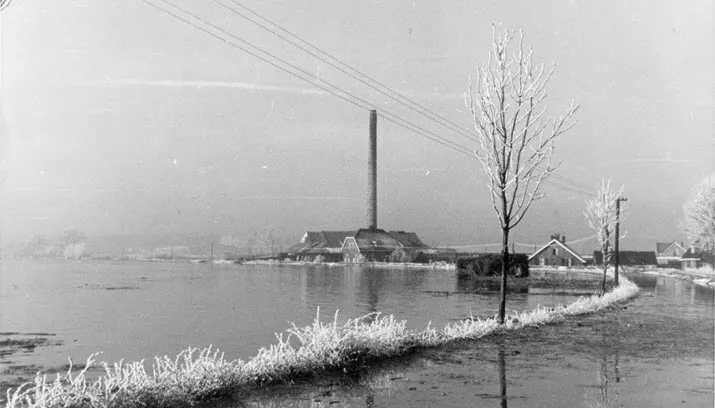 rheden zicht op de steenfariek van de gebr wentink tijdens hoogwater in 1935 1940 200