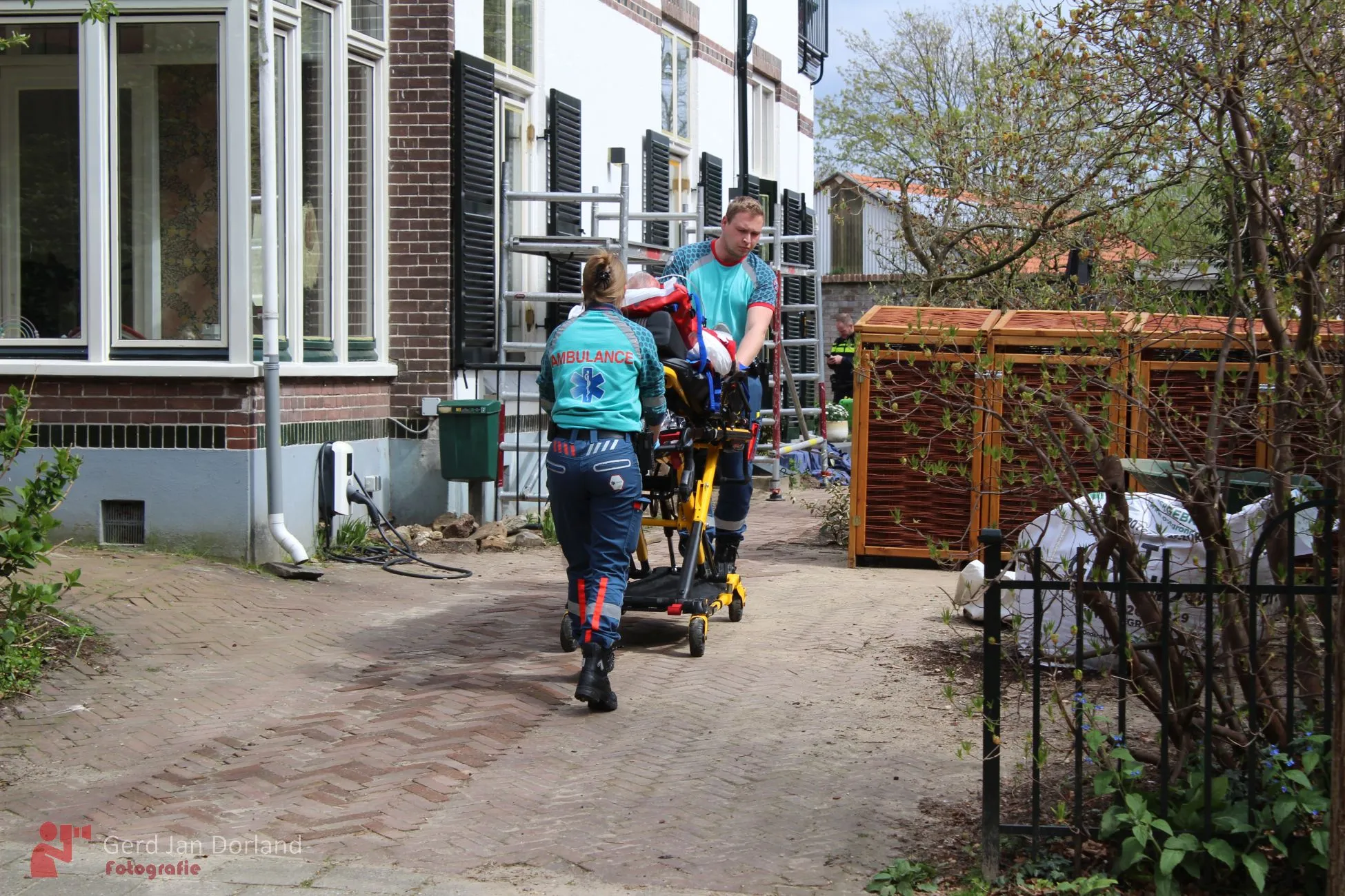 schilder komt ten val en moet naar het ziekenhuis 26 04 2023 0