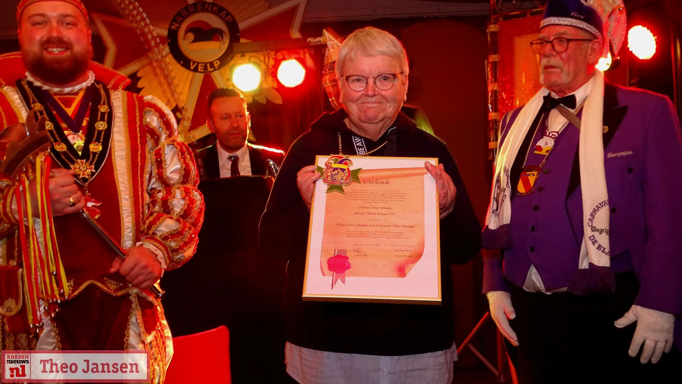 stini westdorp kreeg een oorkonde en werd benoemd tot drager van het grootkruis in de orde van het velpse narrenrijk 19 02 2023 1