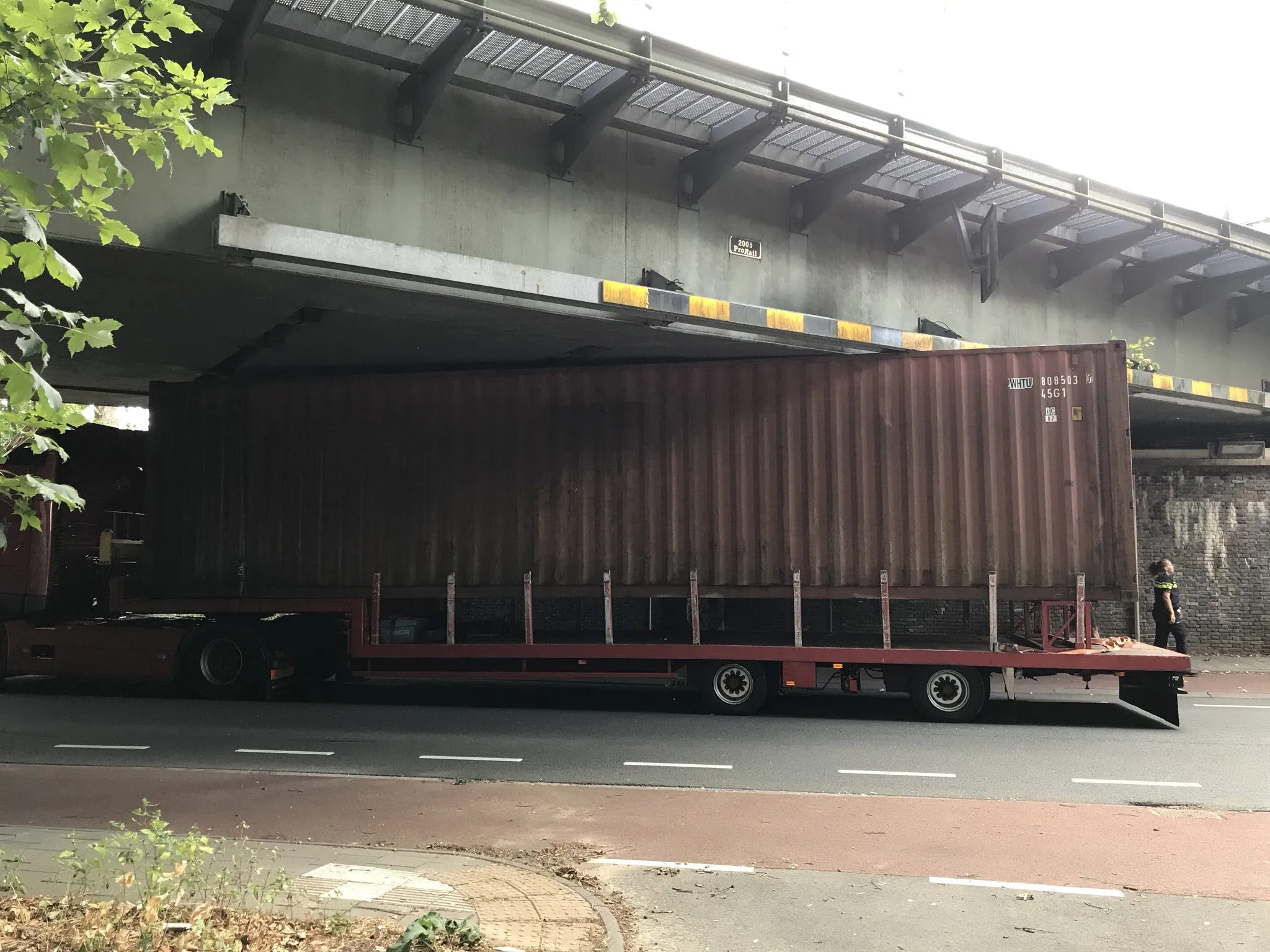 vrachtwagen vast onder treinviaduct de steeg twitter carol van eert