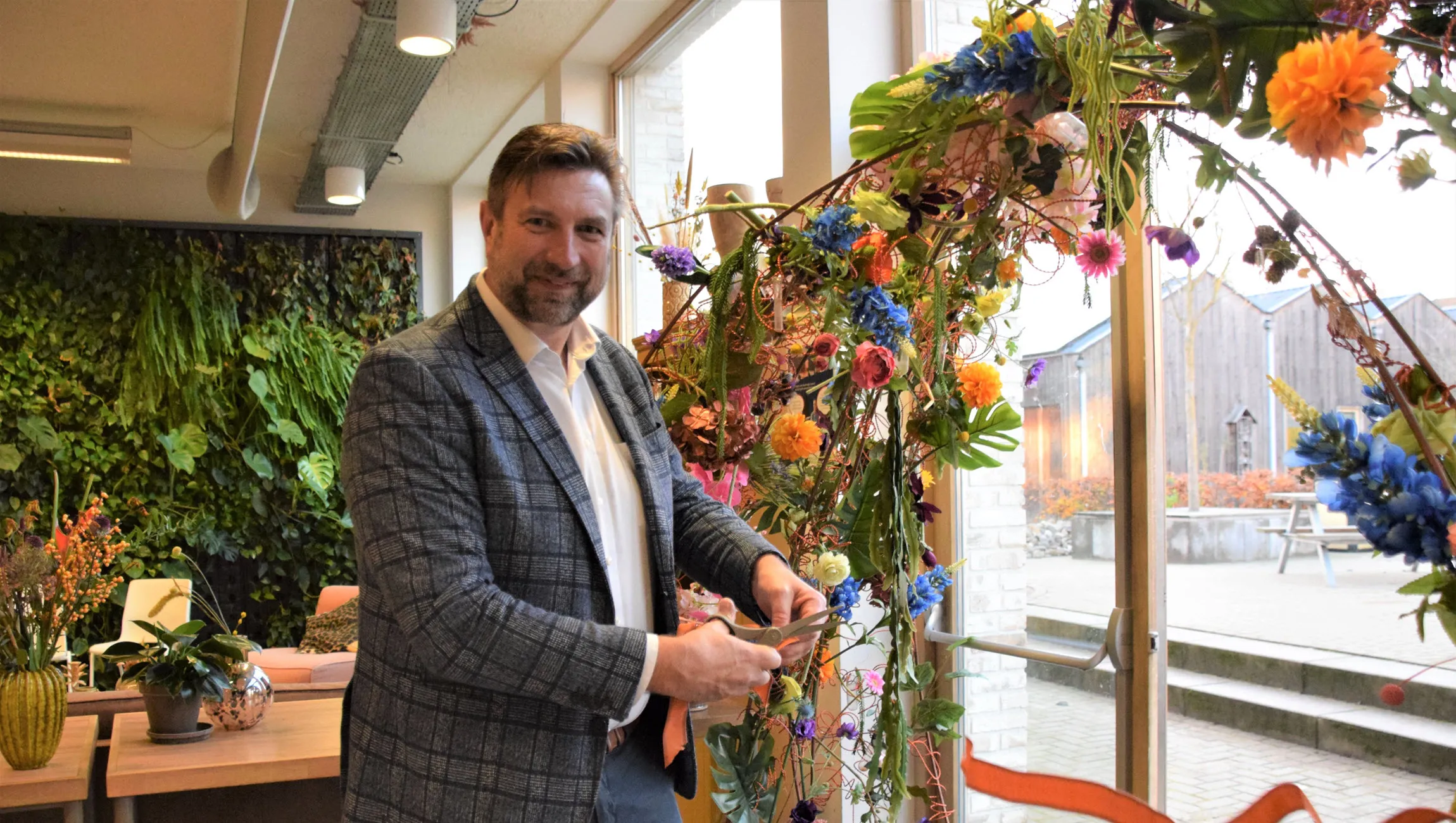 wethouder ronald ter hoeven opent het groene leer en beweegplein bij aeres velp marjanne eikelboom